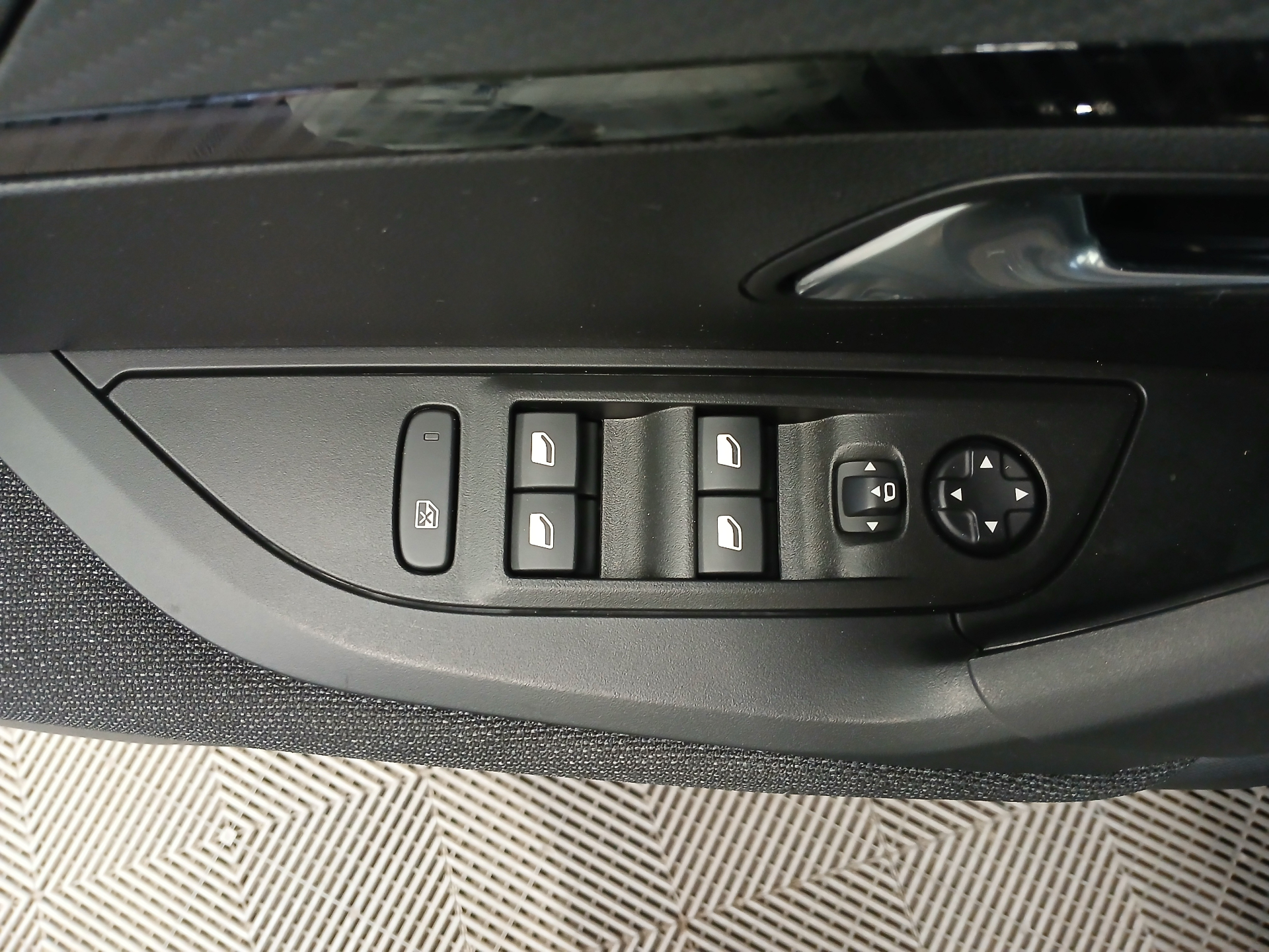 PEUGEOT 2008 Hybrid 145 e-DCS6 Style