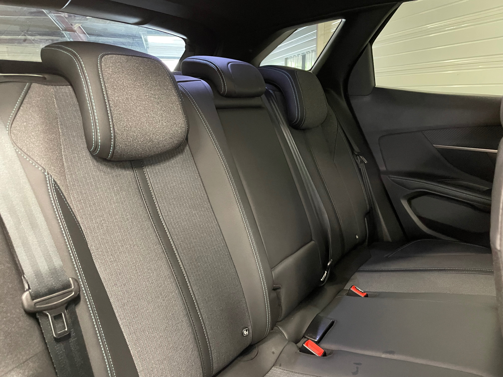 PEUGEOT 3008 Hybrid 136 e-DCS6 Allure Pack