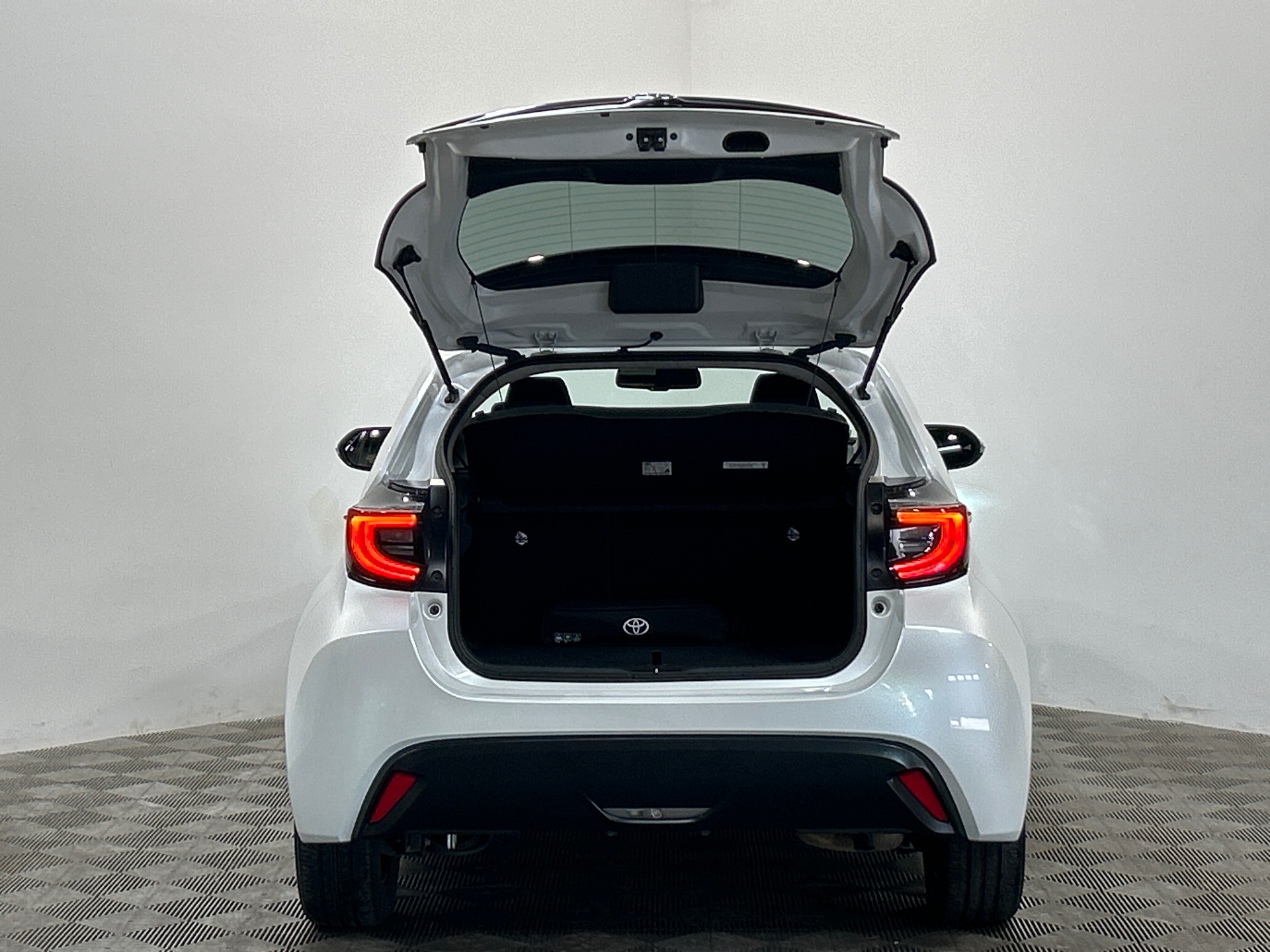 TOYOTA YARIS HYBRIDE MY22 116H DESIGN