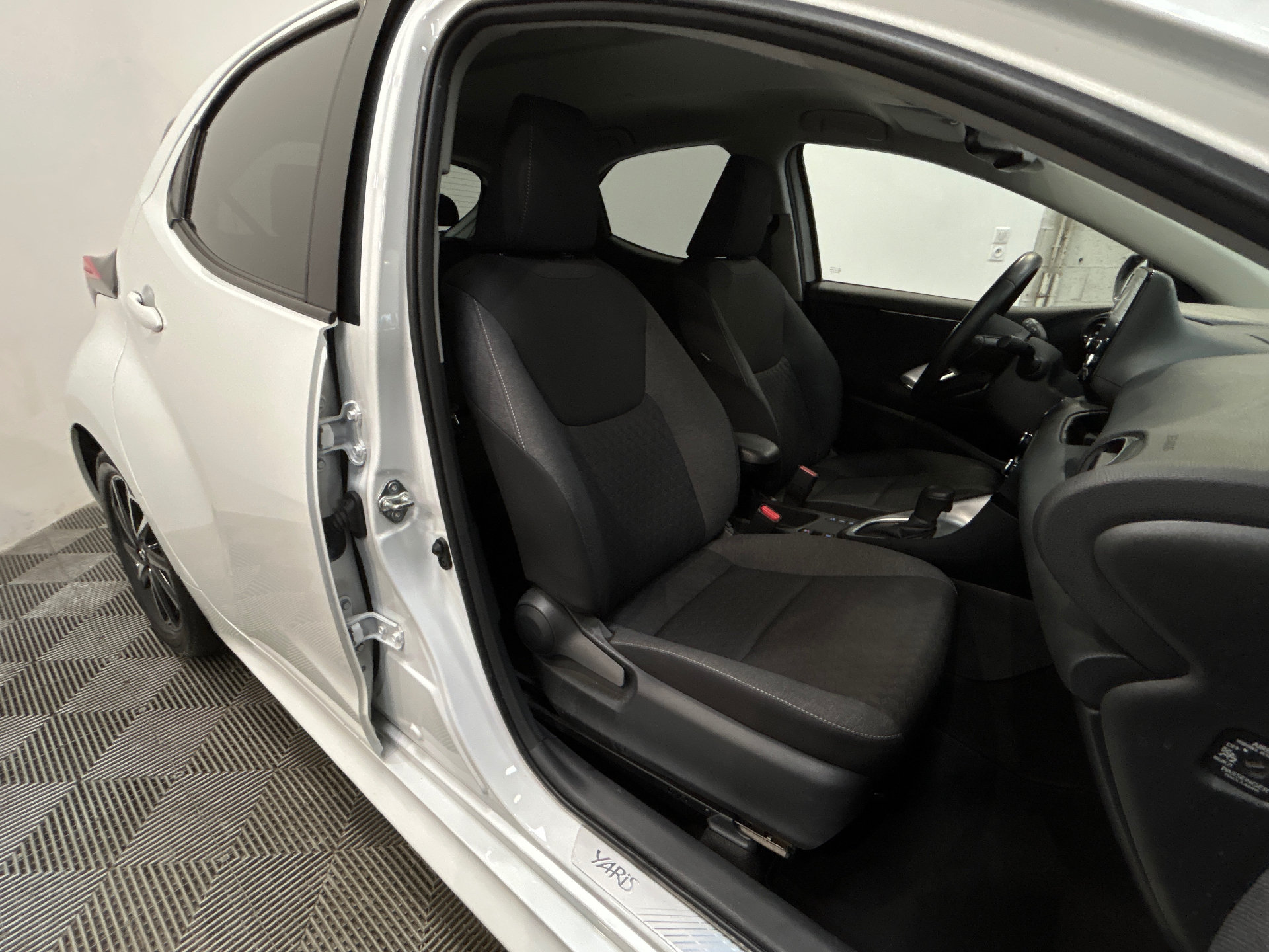 TOYOTA YARIS HYBRIDE MY22 116H DESIGN