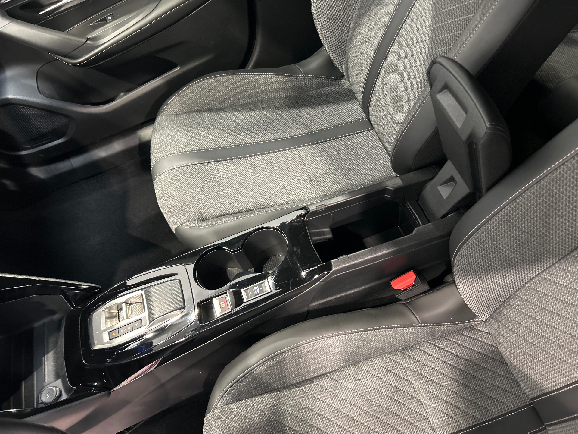 PEUGEOT 2008 Hybrid 145 e-DCS6 Allure