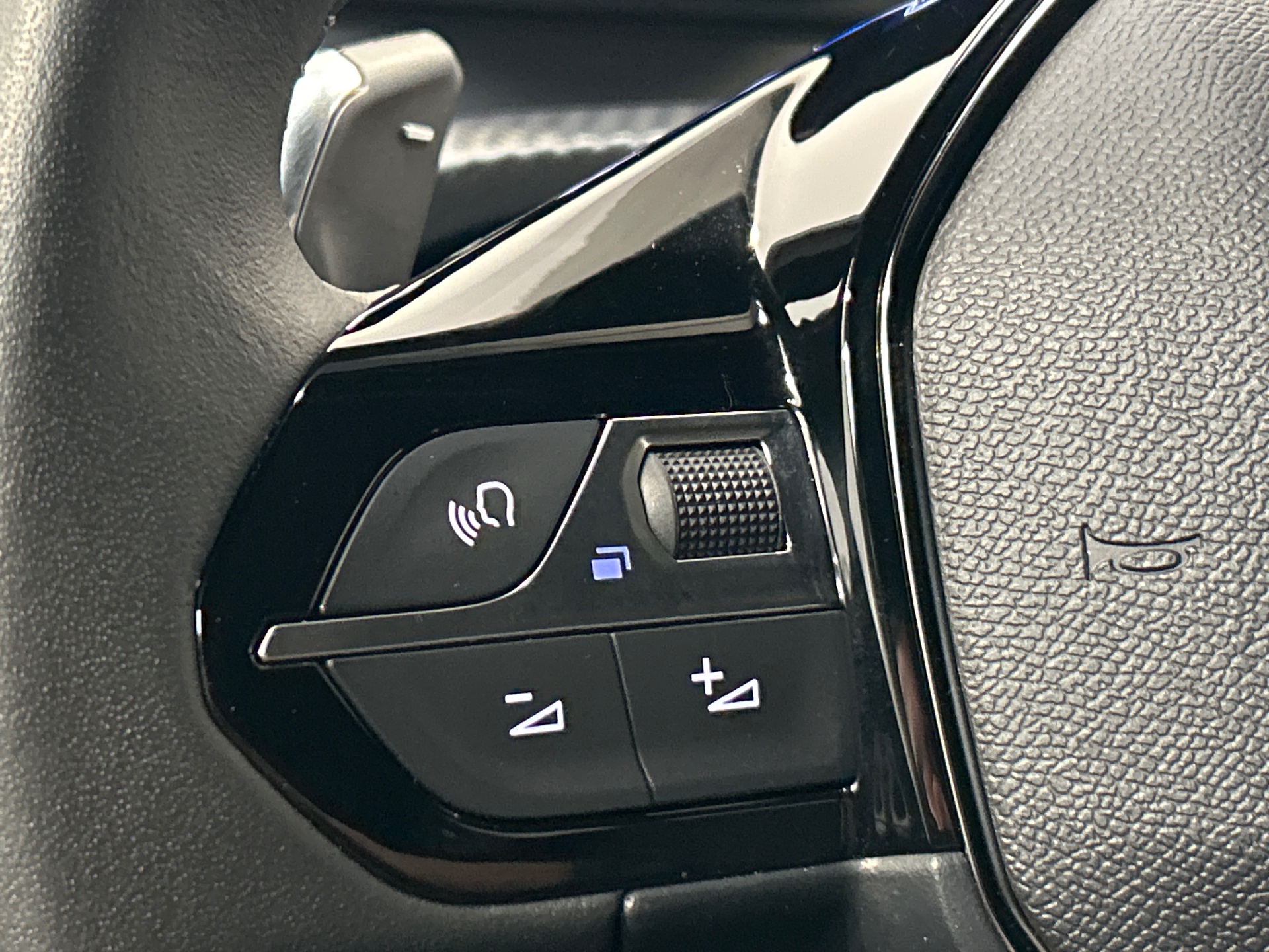 PEUGEOT 2008 Hybrid 145 e-DCS6 Allure