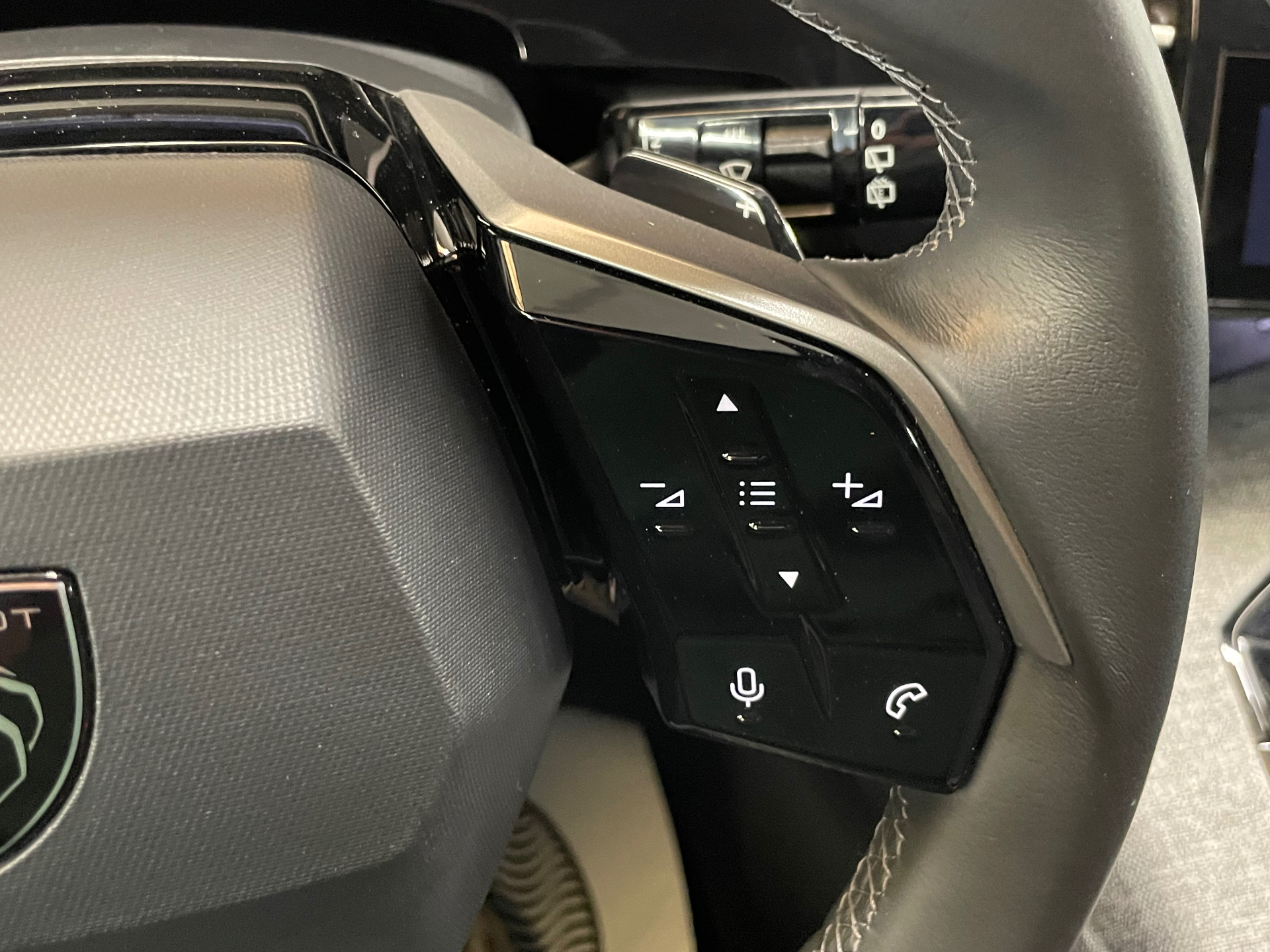 PEUGEOT 5008 Hybrid 145 ch e-DCS6 Allure