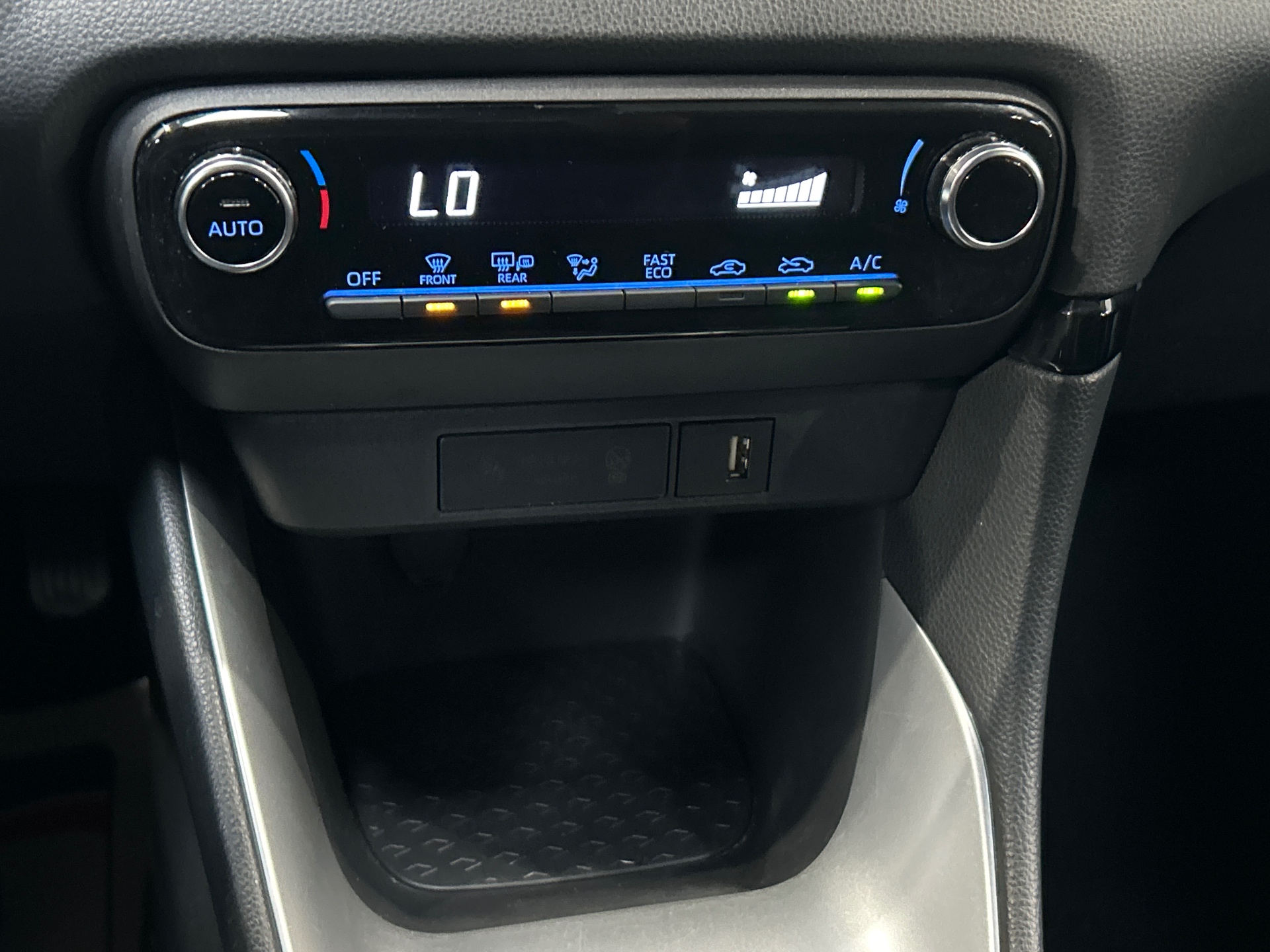 TOYOTA YARIS HYBRIDE MY22 116H DESIGN