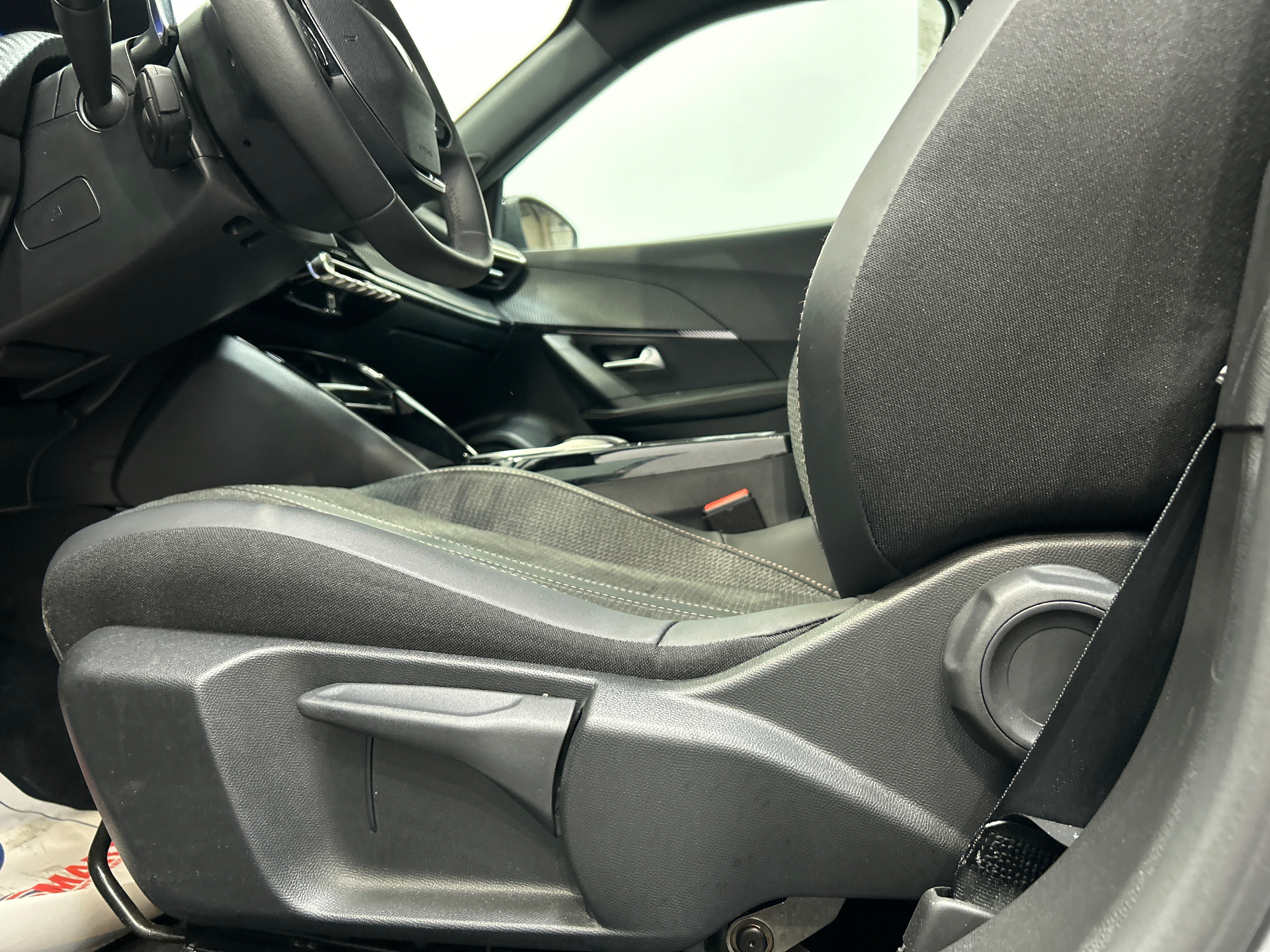PEUGEOT 2008 Hybrid 145 e-DCS6 Allure