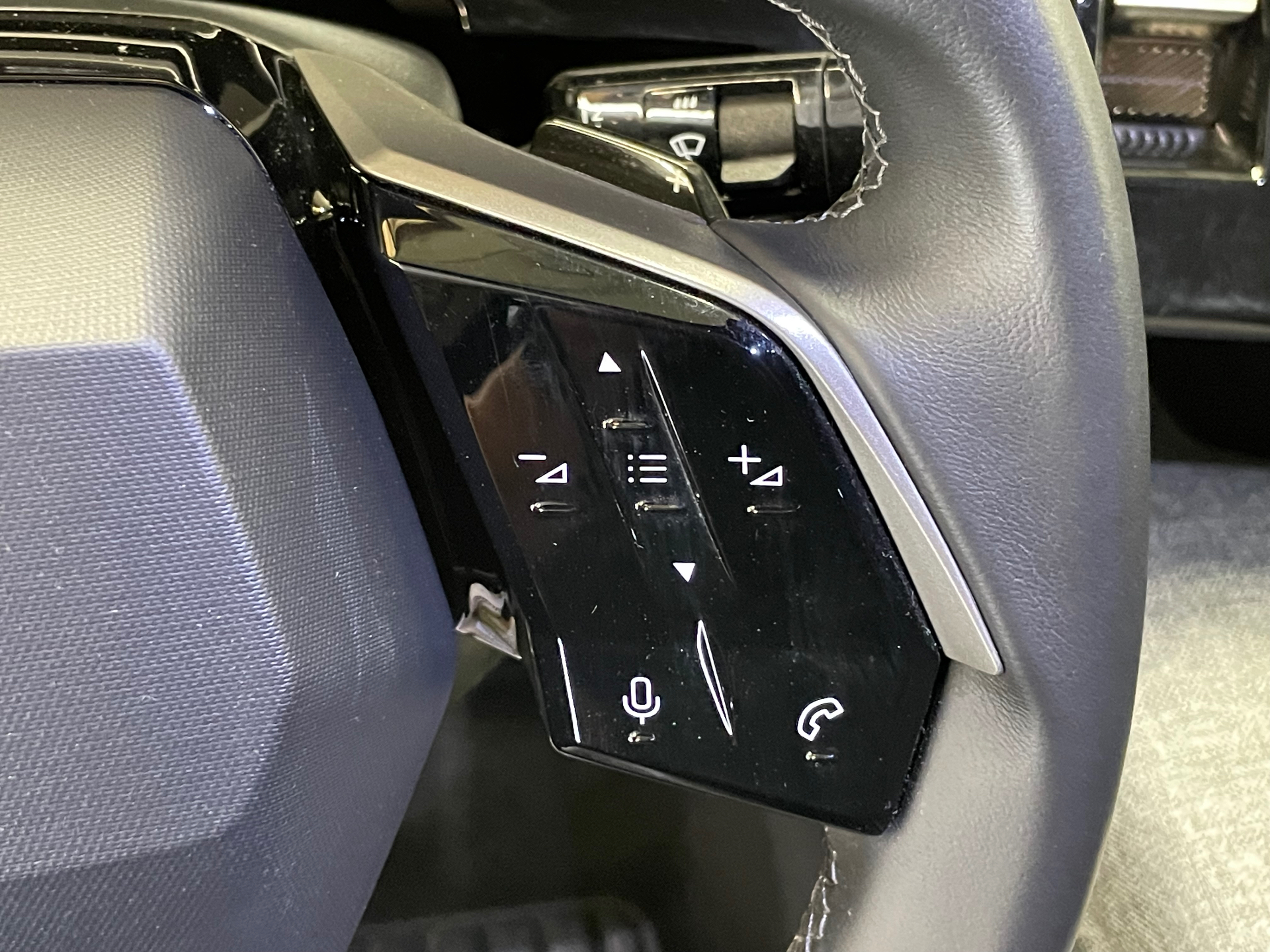 PEUGEOT 3008 Hybrid 145 e-DCS6 Allure