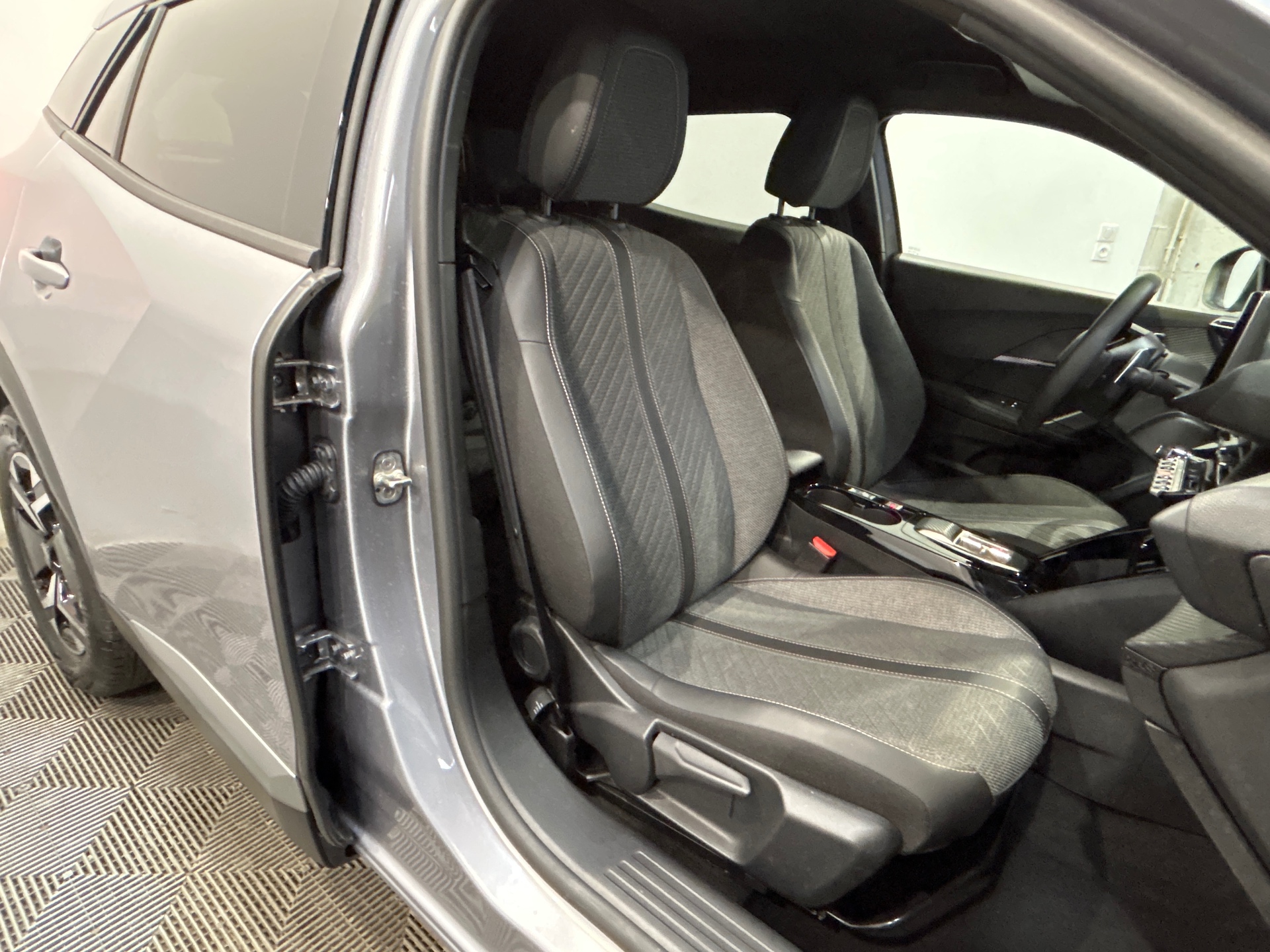 PEUGEOT 2008 Hybrid 145 e-DCS6 Allure