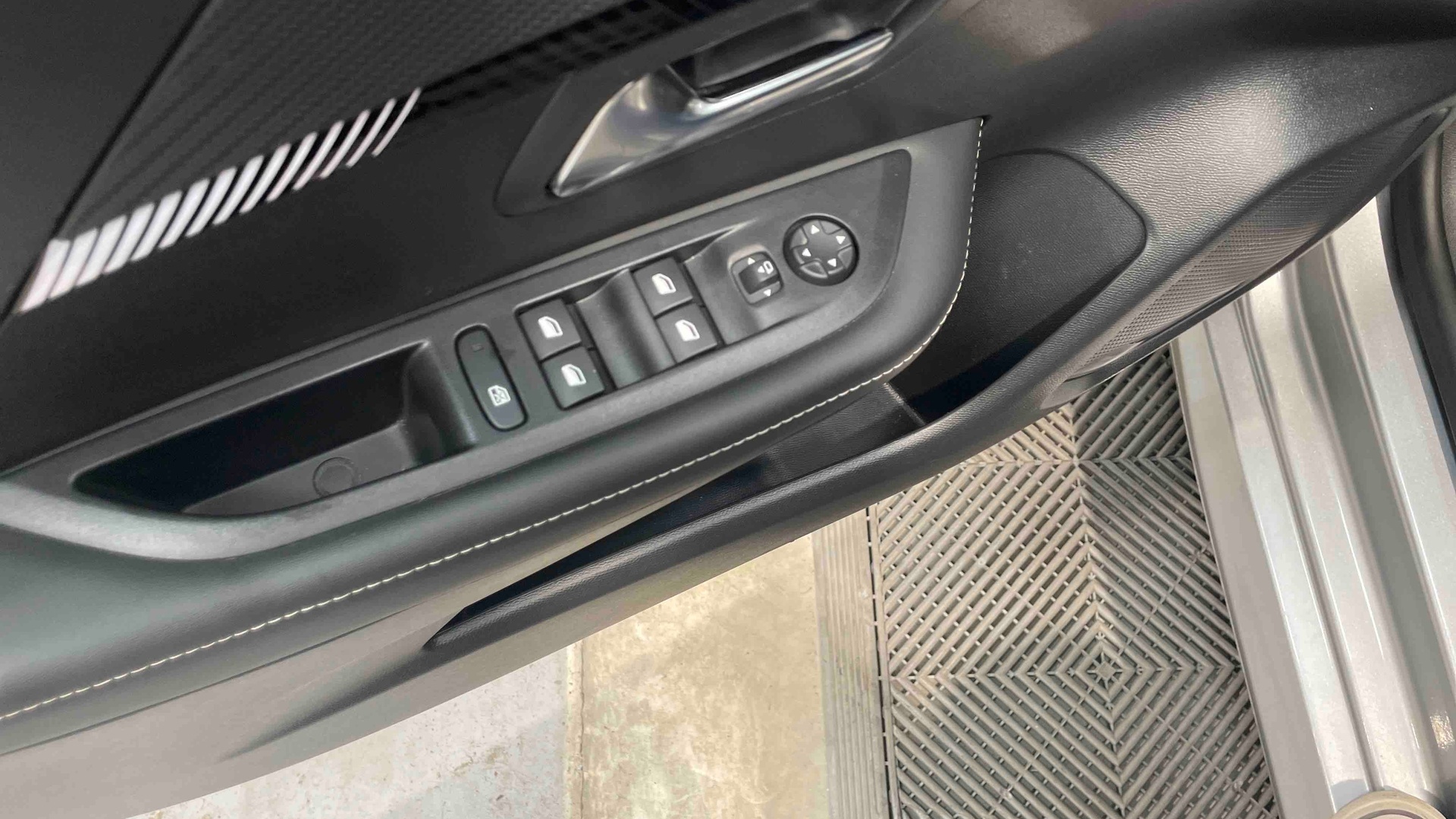 PEUGEOT 208 PureTech 100 S&S BVM6 Allure - 5P
