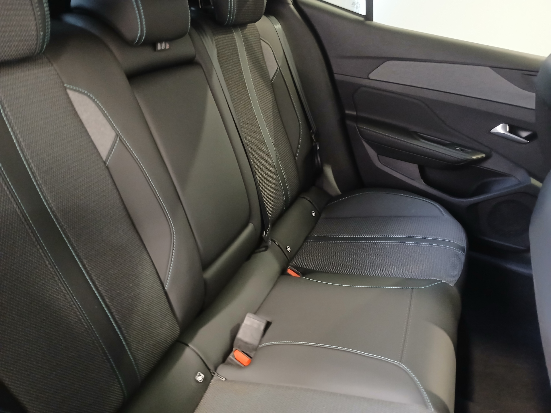 PEUGEOT 408 Allure Hybrid 145 ch e-DCS6
