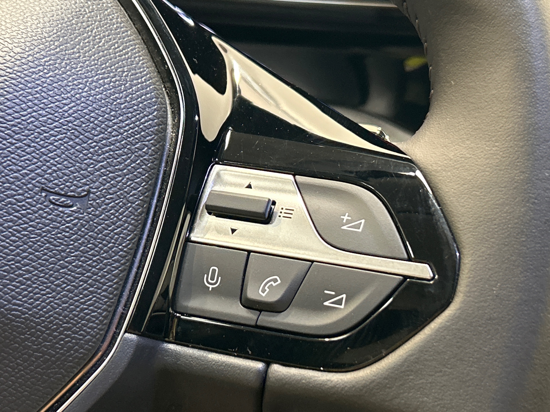PEUGEOT 408 Allure Hybrid 145 ch e-DCS6