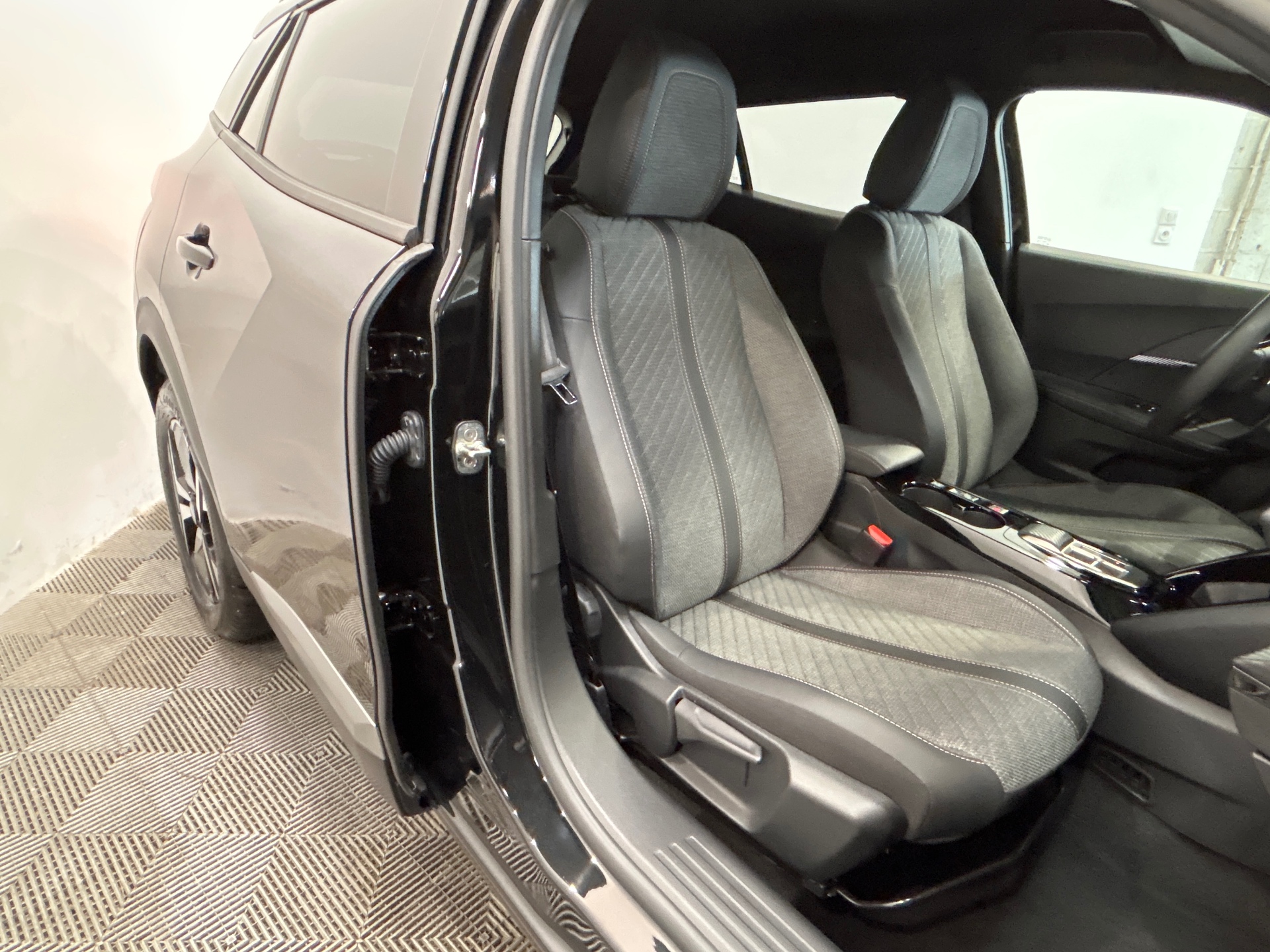 PEUGEOT 2008 Allure Hybrid 145 ch e-DCS6