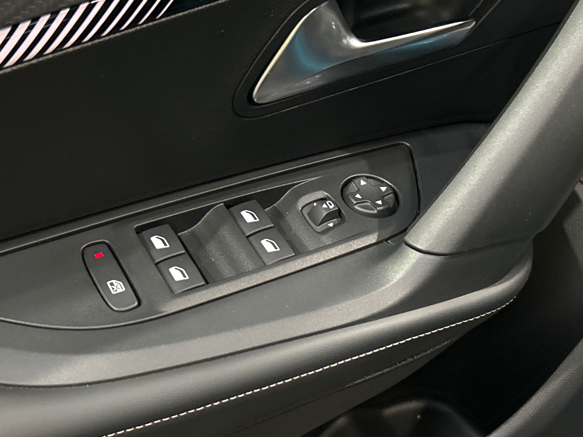 PEUGEOT 2008 Allure 100 ch BVM6