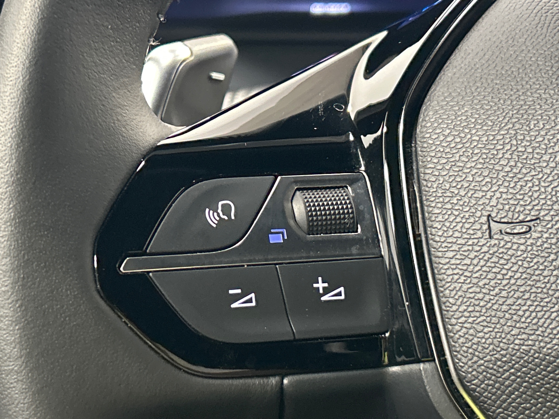 PEUGEOT 2008 Allure Hybrid 145 ch e-DCS6