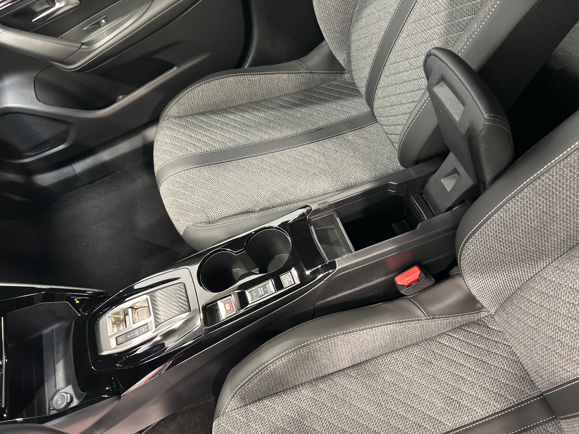 PEUGEOT 2008 Allure Hybrid 145 ch e-DCS6