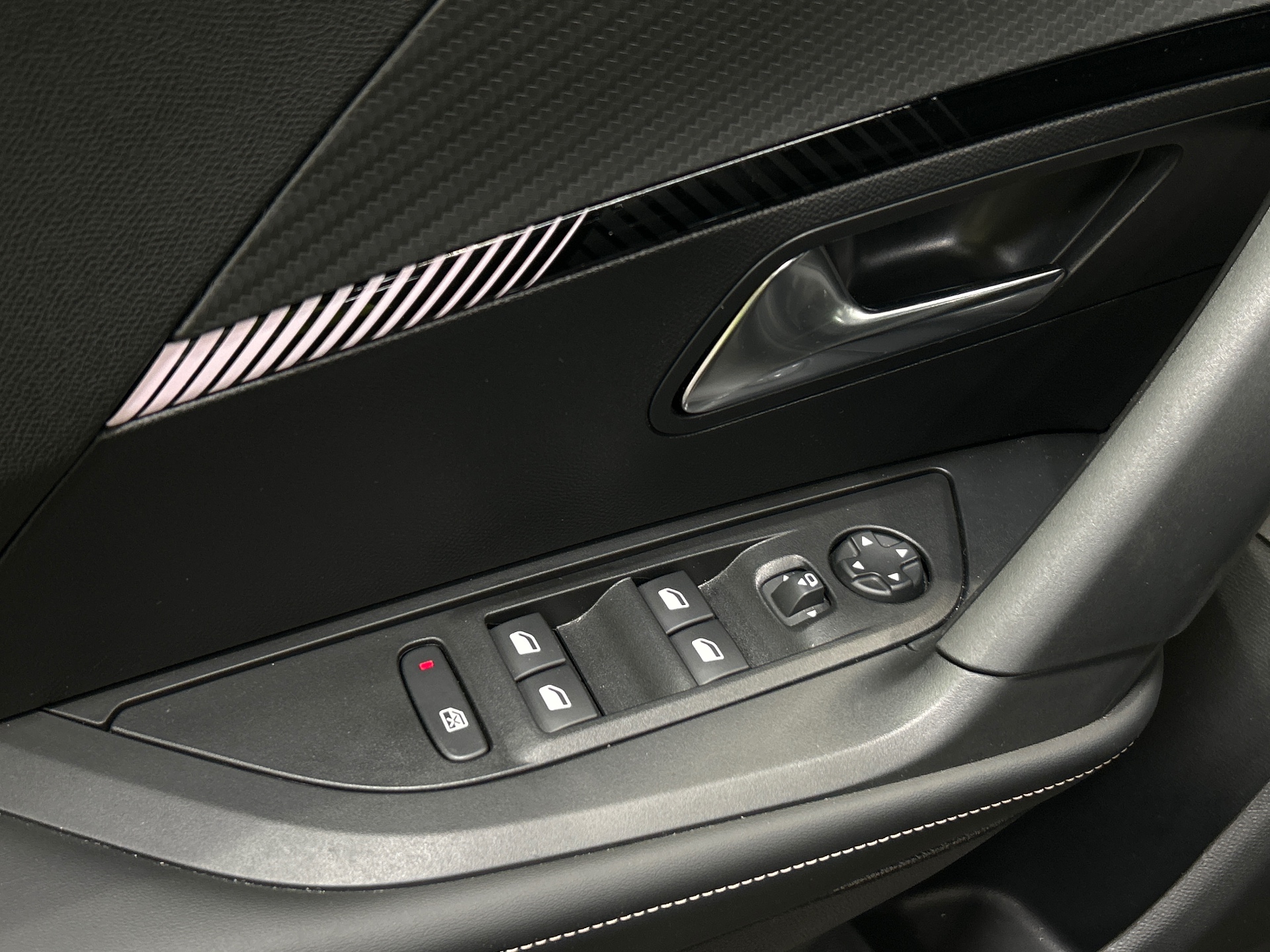 PEUGEOT 2008 Allure Hybrid 145 ch e-DCS6