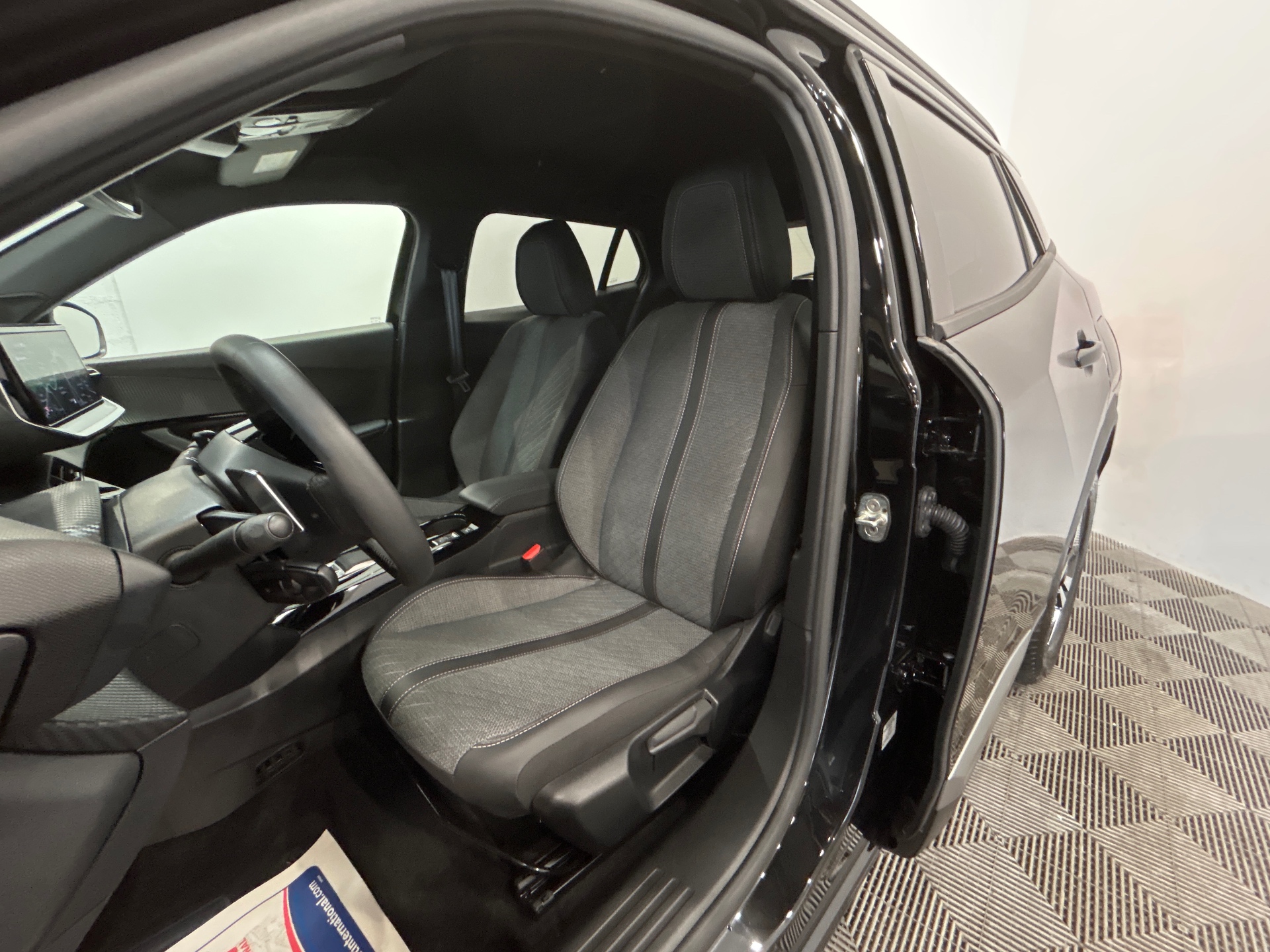 PEUGEOT 2008 Allure Hybrid 145 ch e-DCS6