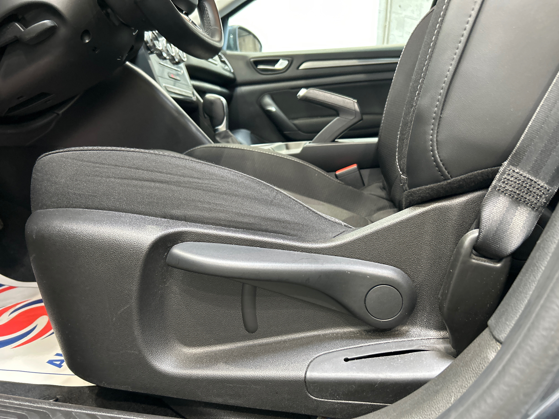 RENAULT MEGANE IV BERLINE Business Blue dCi 115 EDC