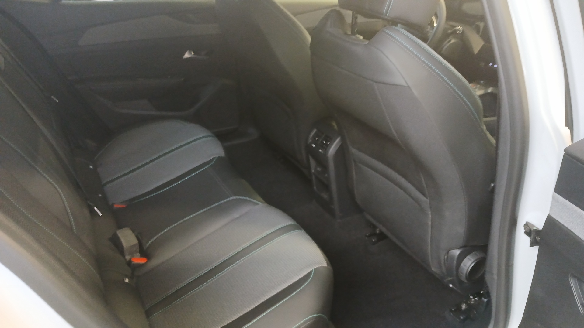 PEUGEOT 408 Allure Hybrid 145 ch e-DCS6