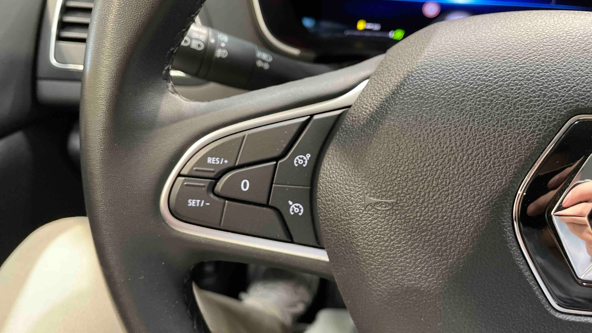 RENAULT MEGANE IV BERLINE TCe 140 EDC Techno