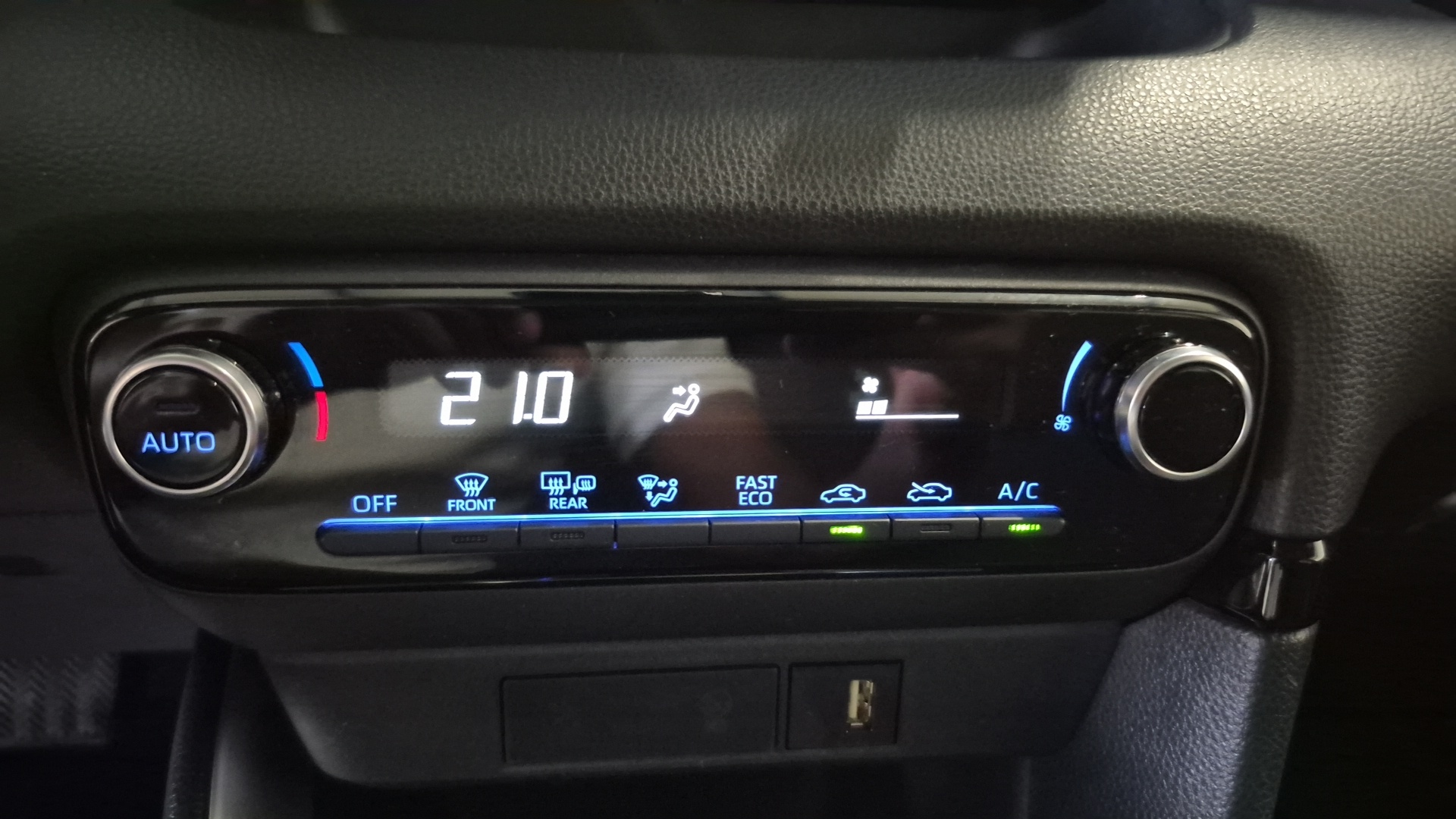 TOYOTA YARIS HYBRIDE AFFAIRES MY21 116H DESIGN