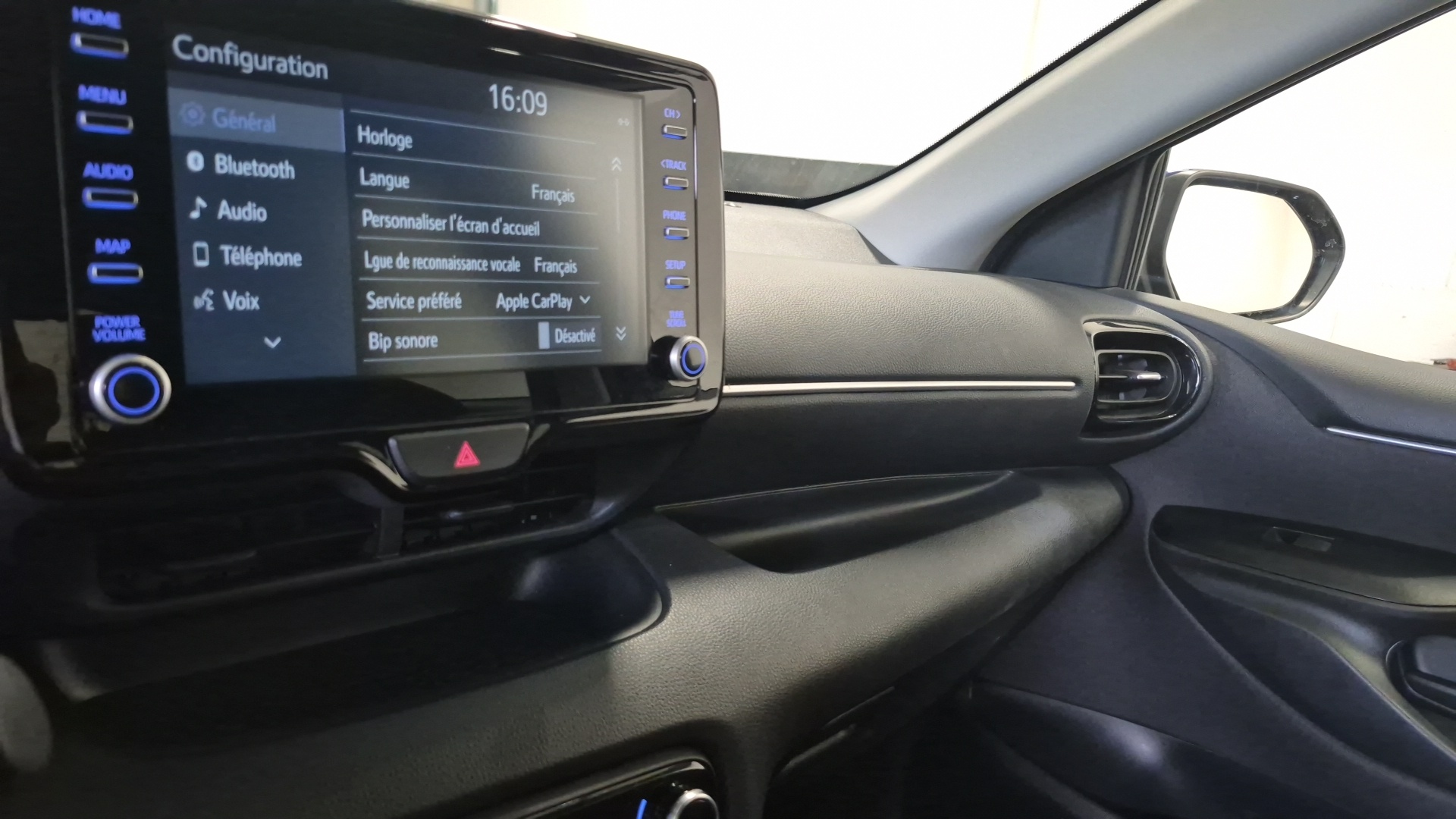 TOYOTA YARIS HYBRIDE AFFAIRES MY21 116H DESIGN