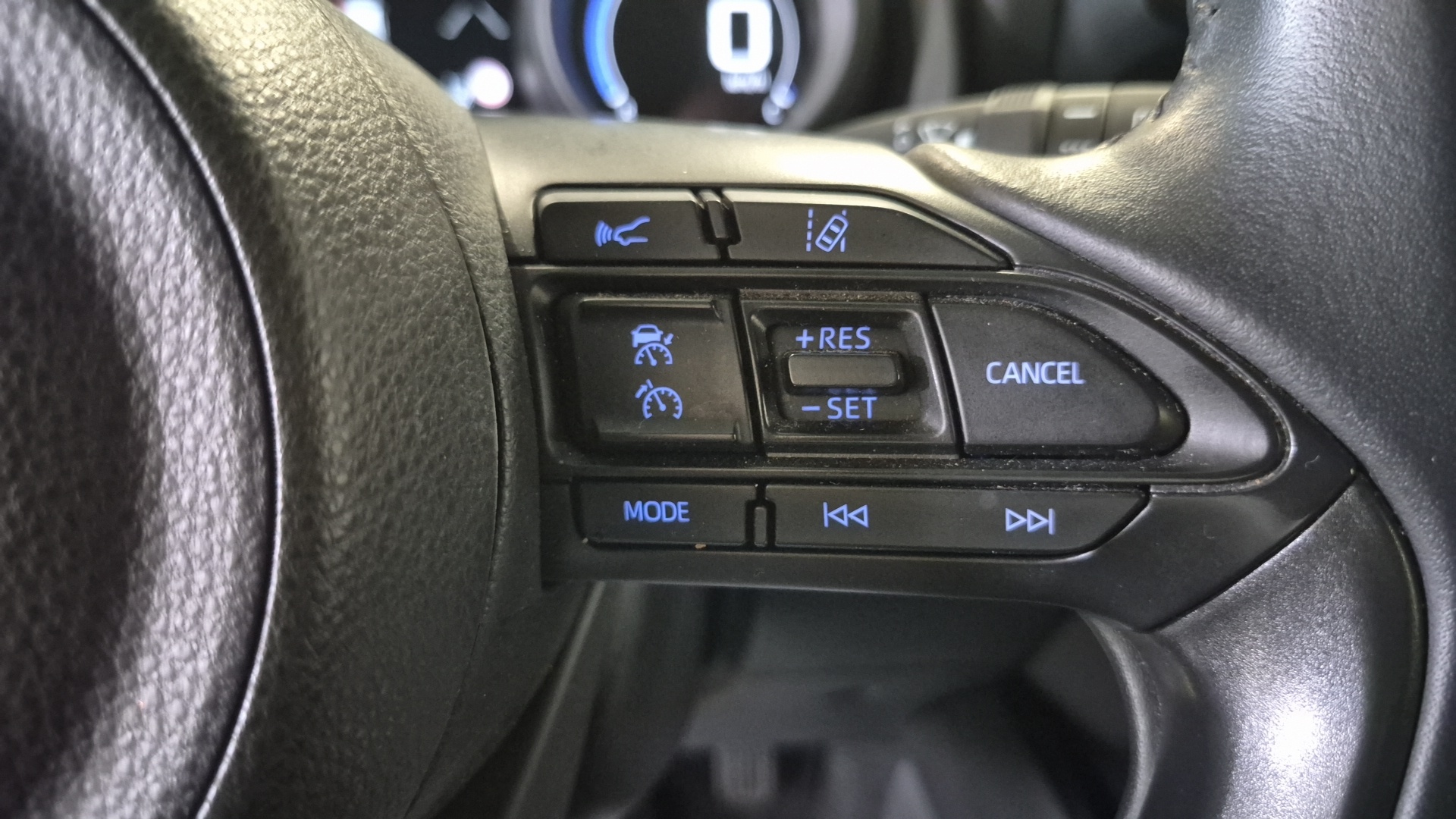 TOYOTA YARIS HYBRIDE AFFAIRES MY21 116H DESIGN