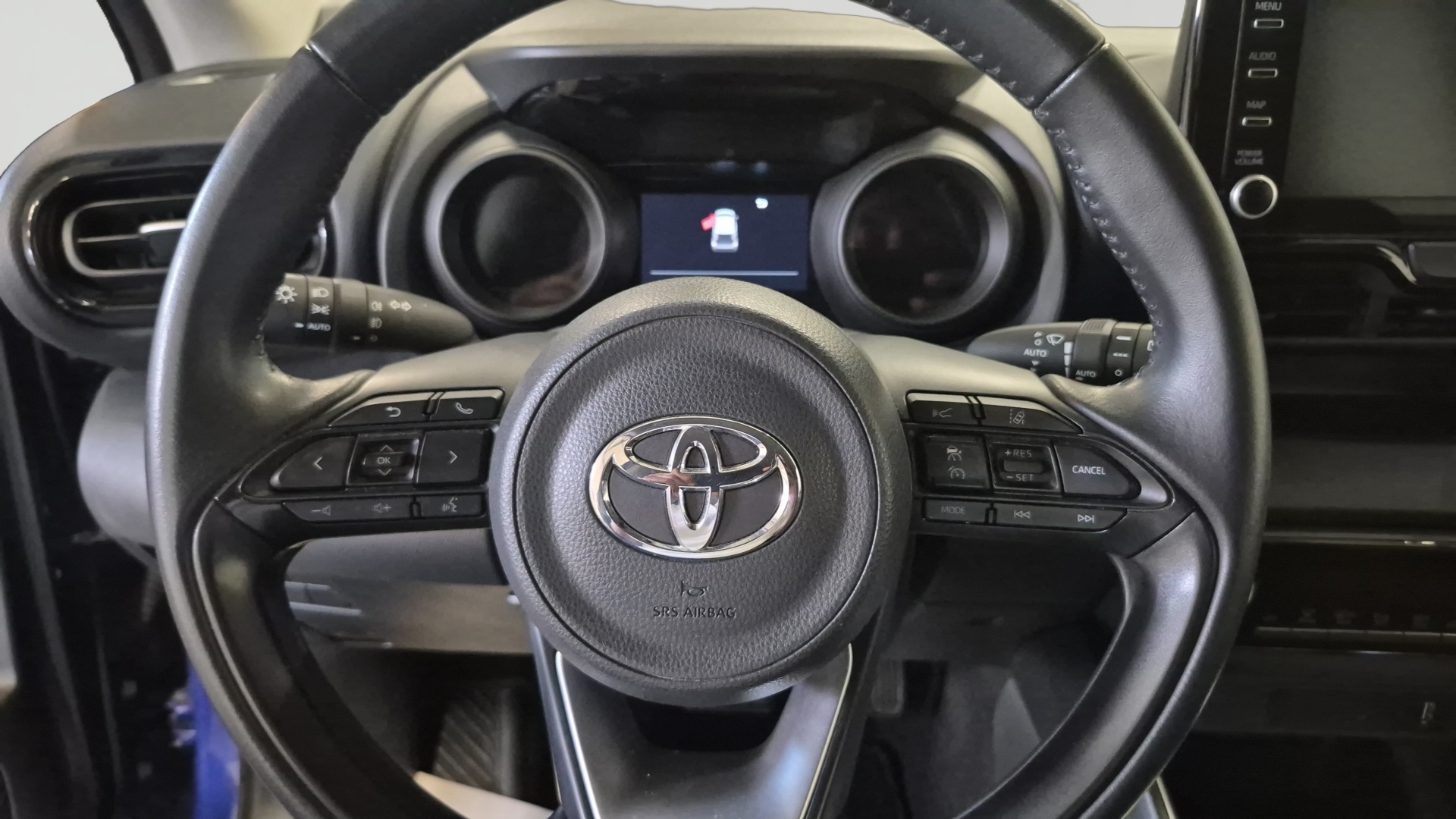 TOYOTA YARIS HYBRIDE AFFAIRES MY21 116H DESIGN