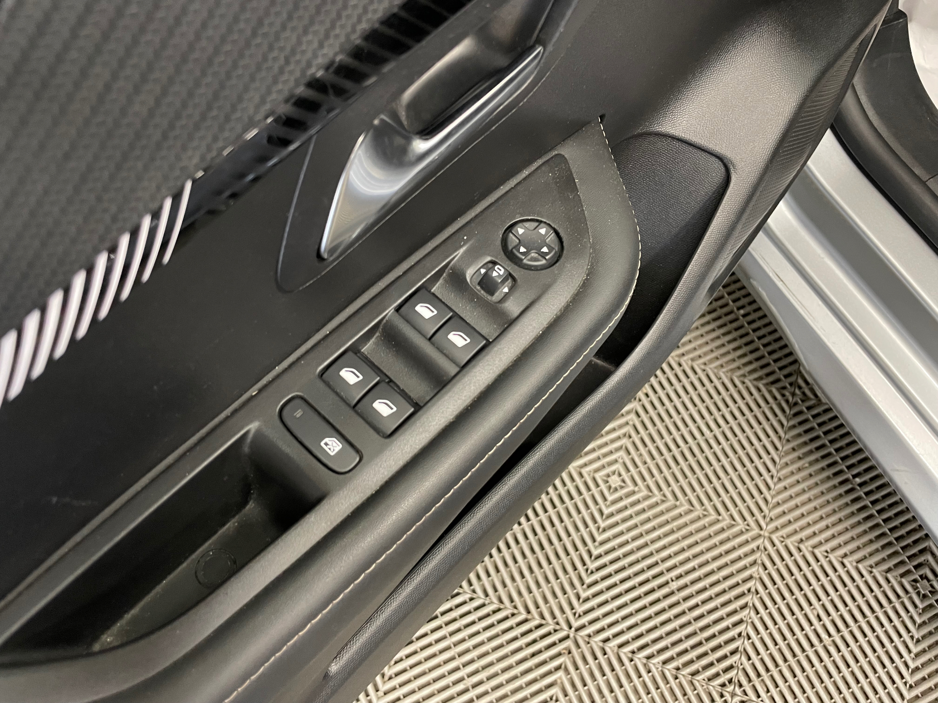 PEUGEOT 208 PureTech 100 S&S BVM6 Allure
