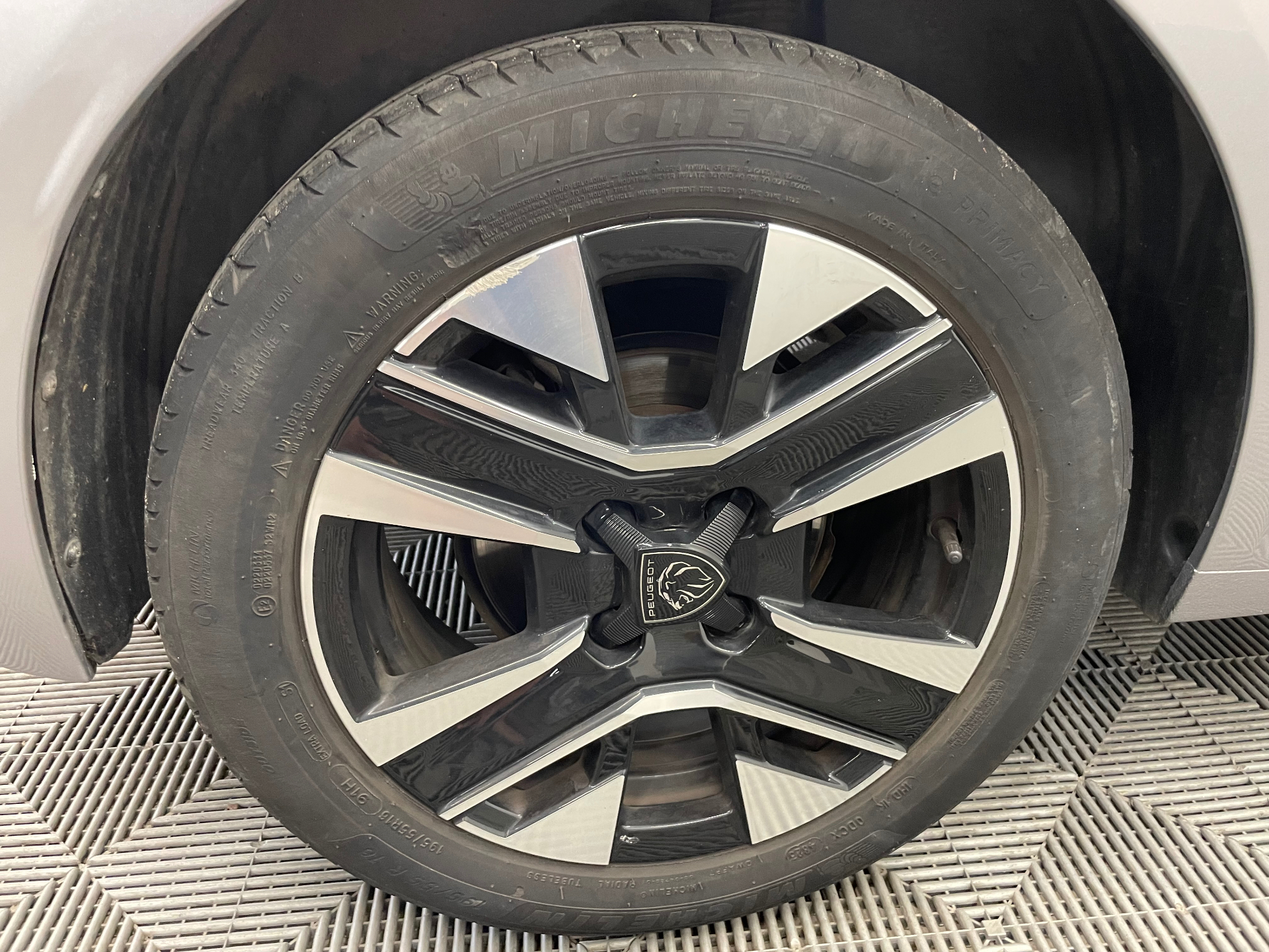 PEUGEOT 208 PureTech 100 S&S BVM6 Allure