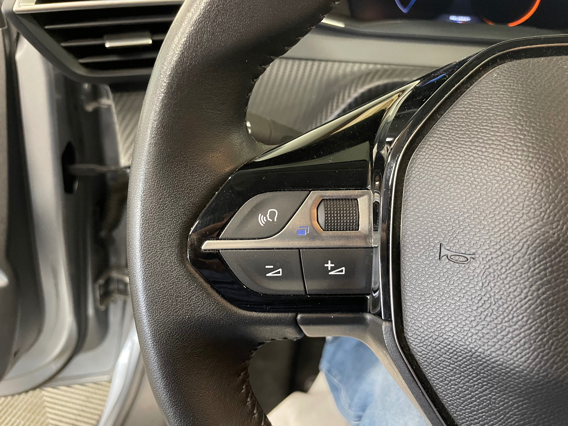 PEUGEOT 208 PureTech 100 S&S BVM6 Allure