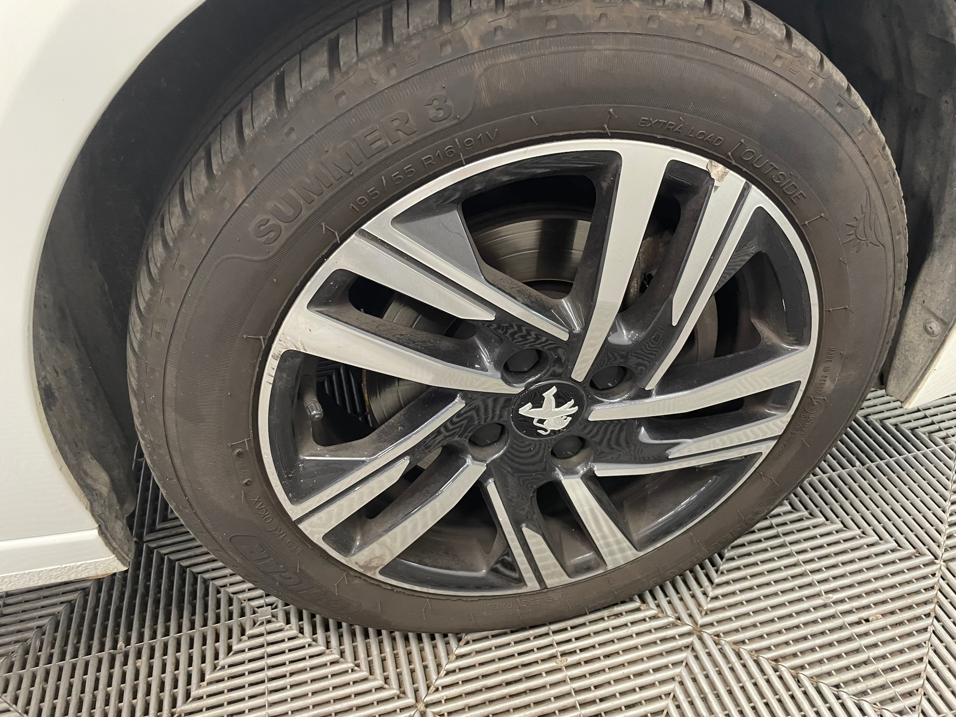 PEUGEOT 208 ALLURE PURETECH 100 BVM