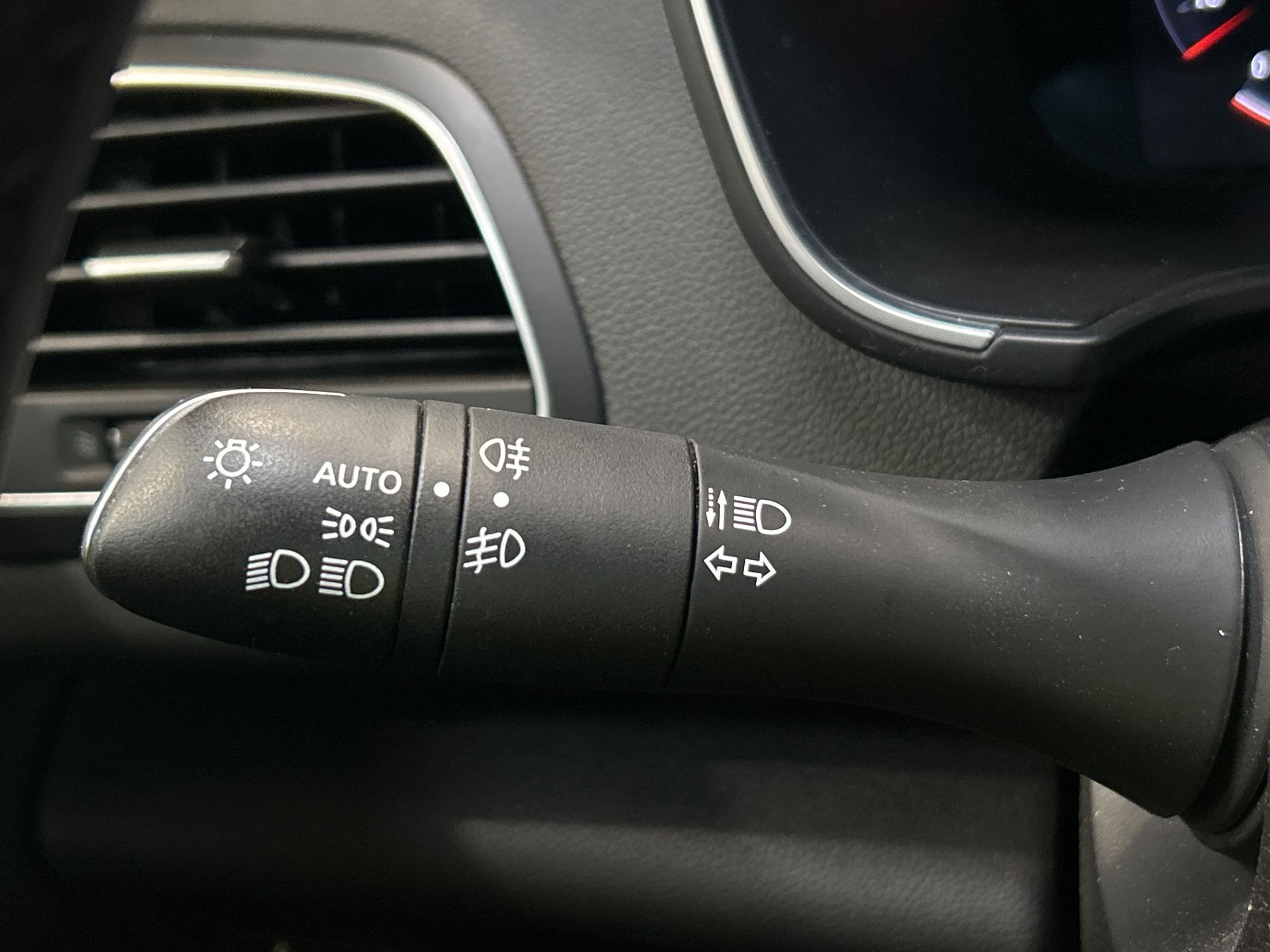 RENAULT MEGANE IV ESTATE techno TCe 140 EDC -23
