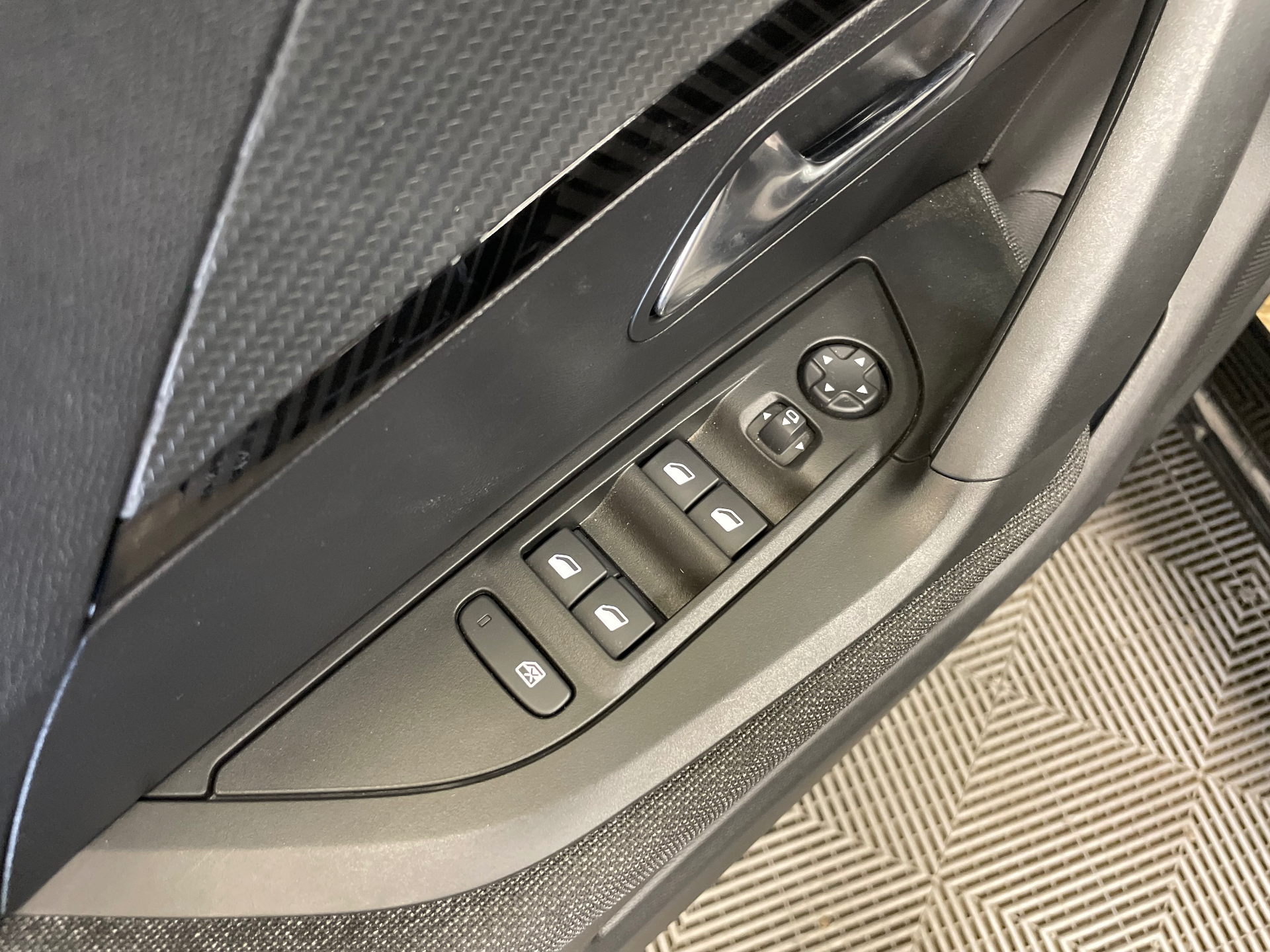 PEUGEOT 2008 Style Hybrid 145 ch e-DCS6