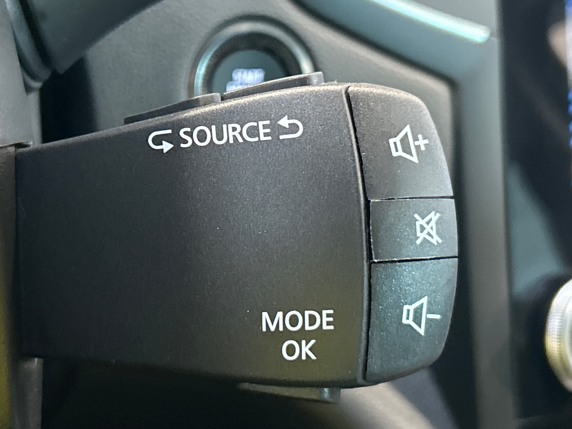 RENAULT MEGANE IV ESTATE techno TCe 140 EDC -23