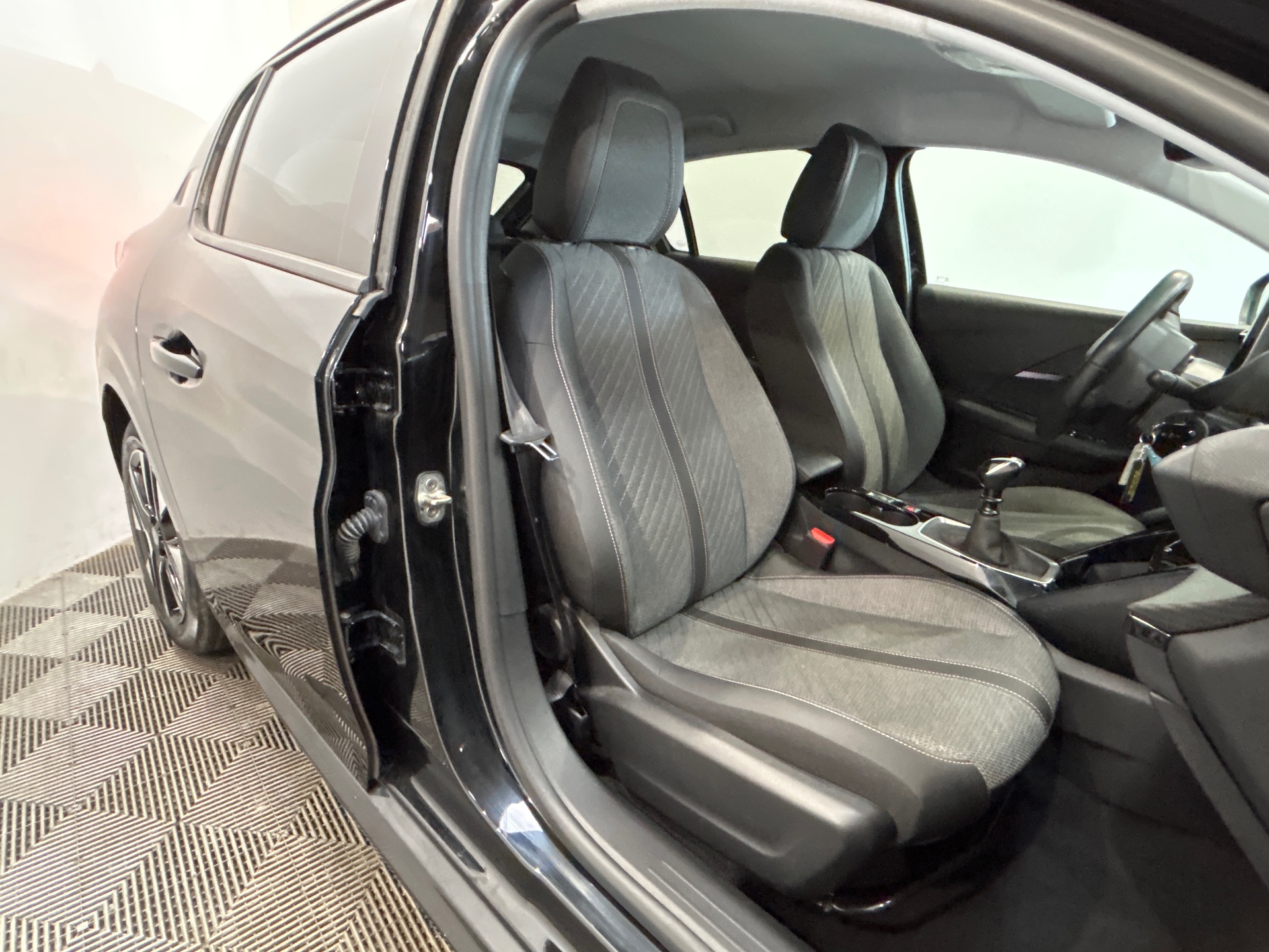 PEUGEOT 208 Allure 100 ch BVM6