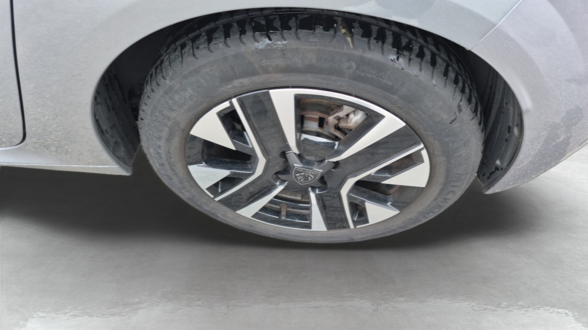 PEUGEOT 208 ALLURE PT100 BVM