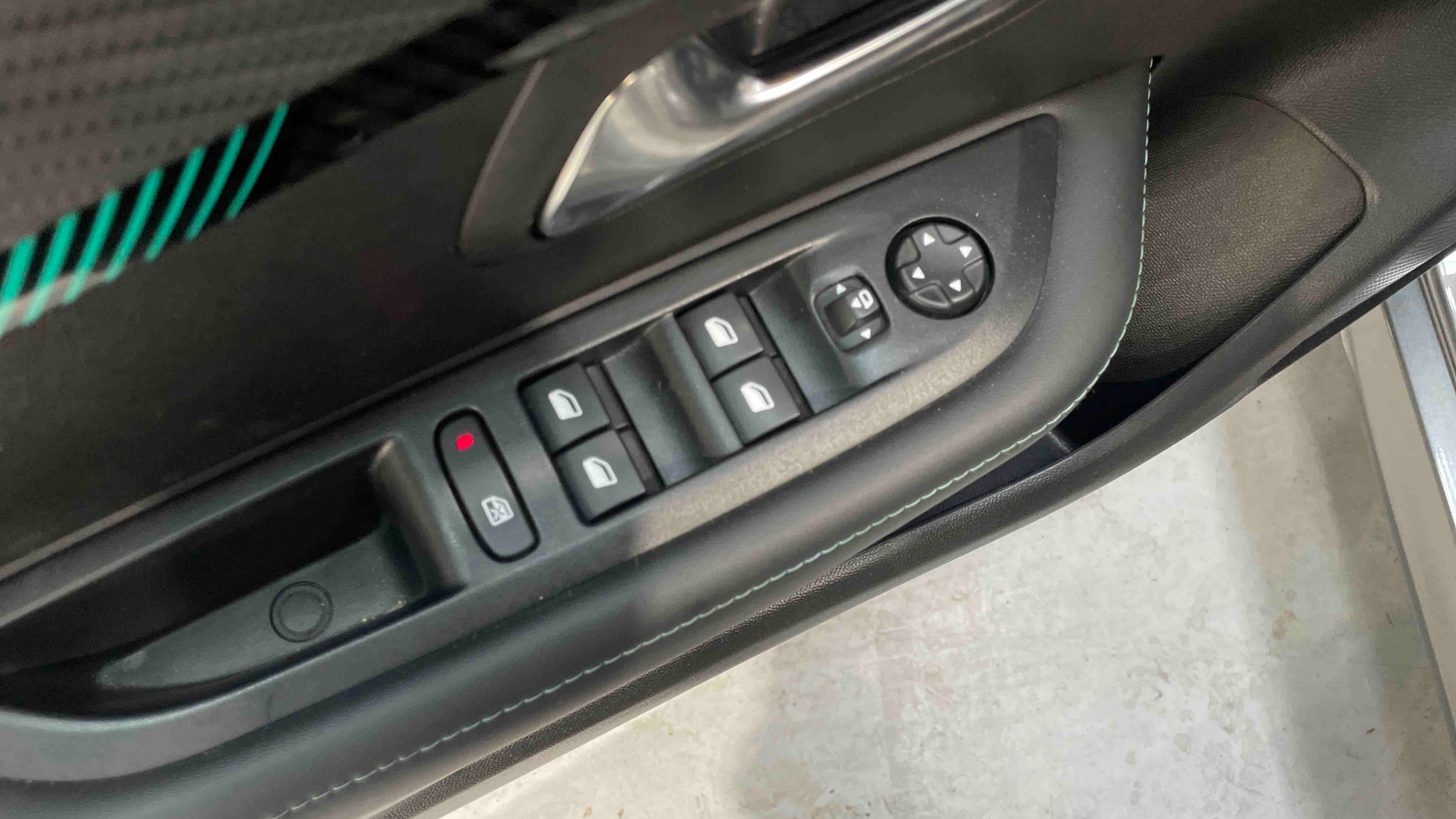 PEUGEOT 208 PureTech 100 S&S BVM6 Allure