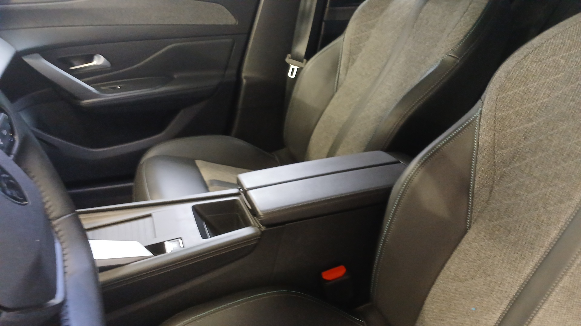 PEUGEOT 408 PureTech 130 ch S&S EAT8 Allure - 5P