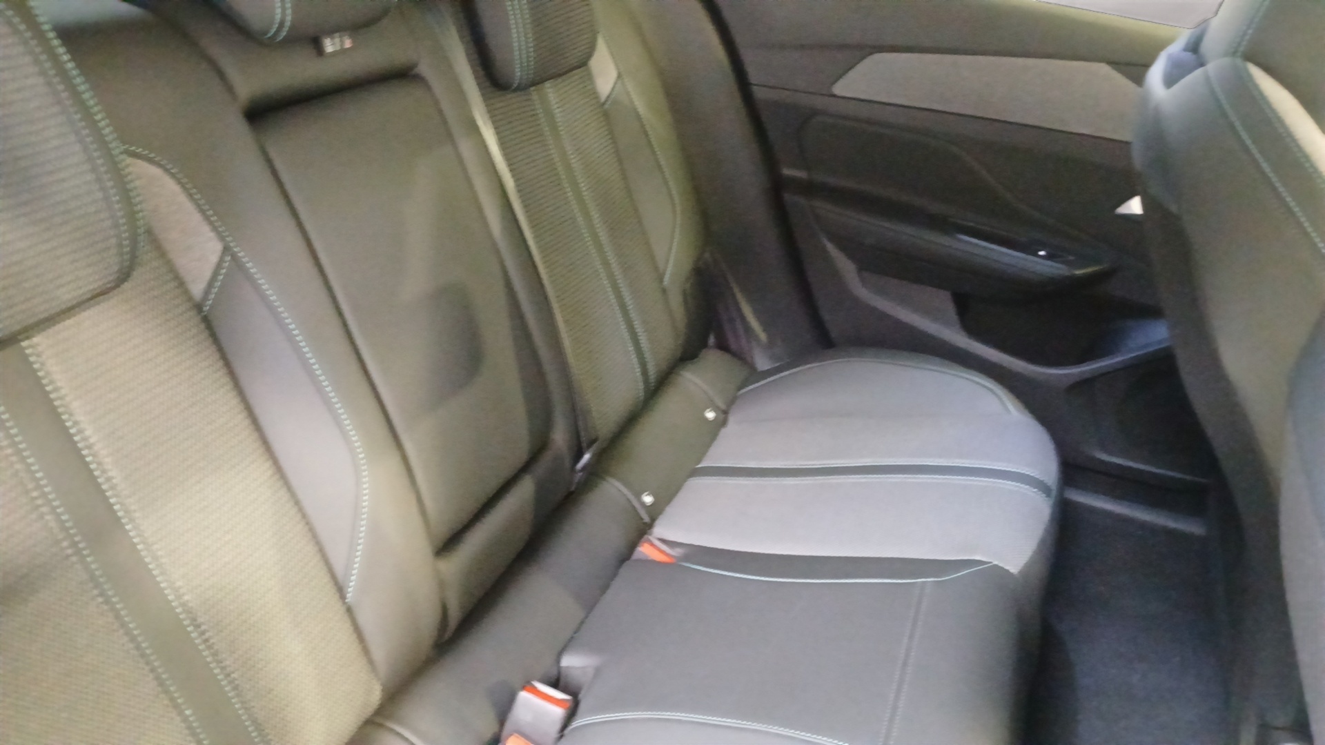 PEUGEOT 408 Allure Hybrid 145 ch e-DCS6