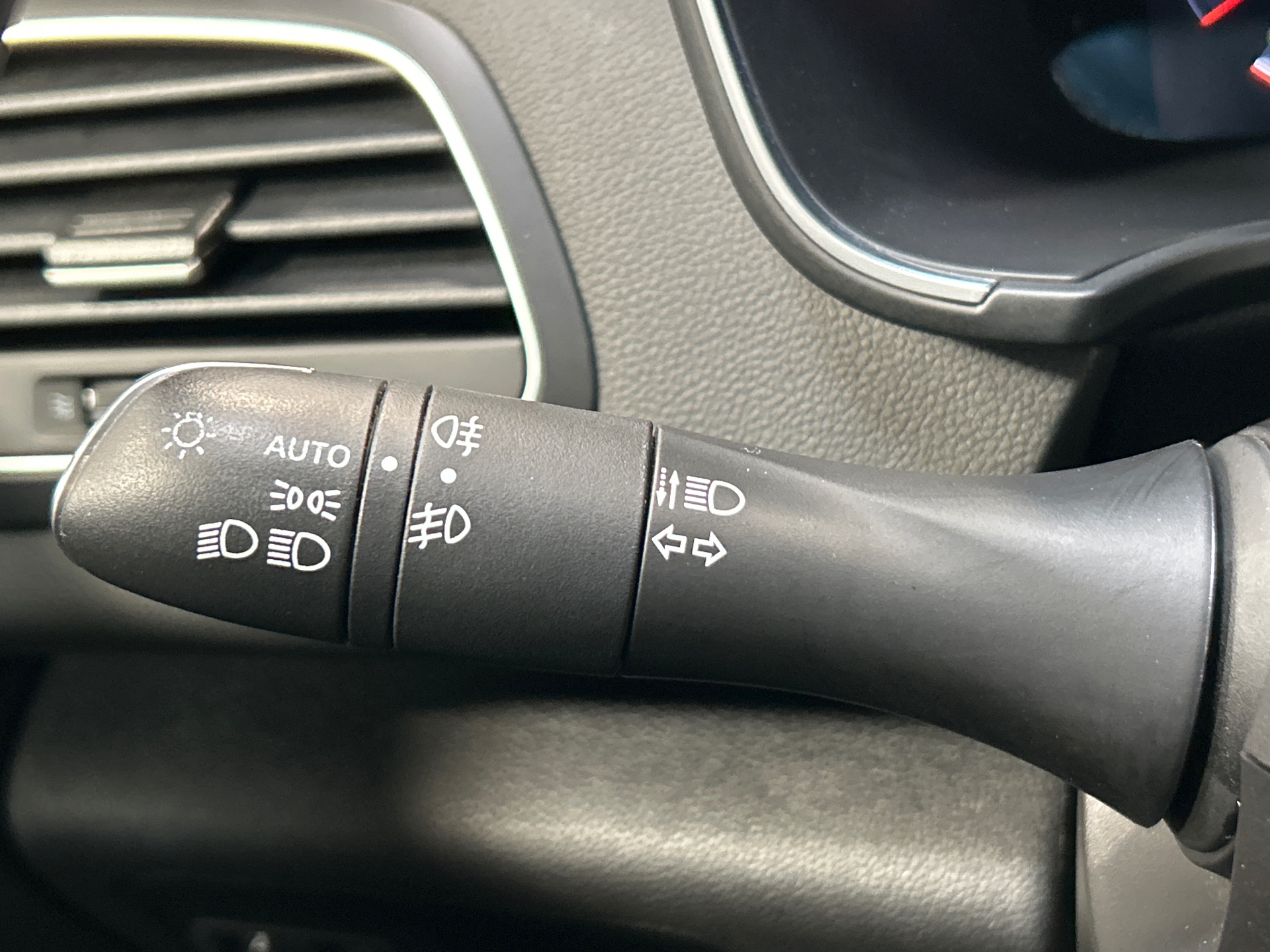 RENAULT MEGANE IV BERLINE techno TCe 140 EDC -23