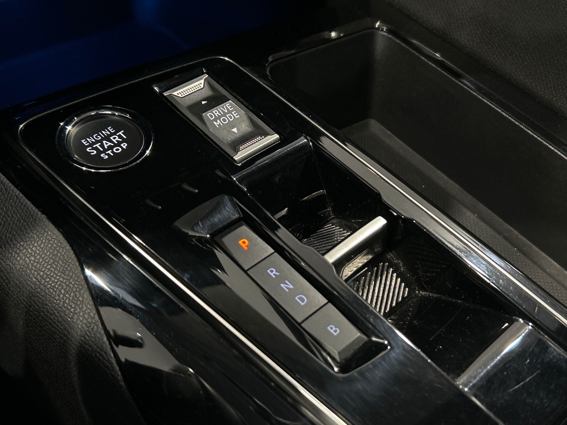 PEUGEOT 3008 ALLUREPK PLUG-IN HYB180 E-EAT8