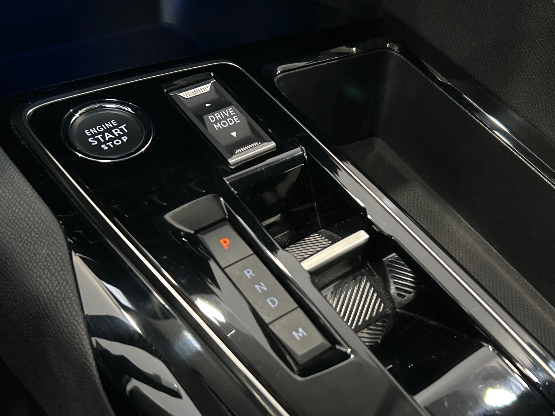PEUGEOT 3008 Hybrid 136 e-DCS6 GT