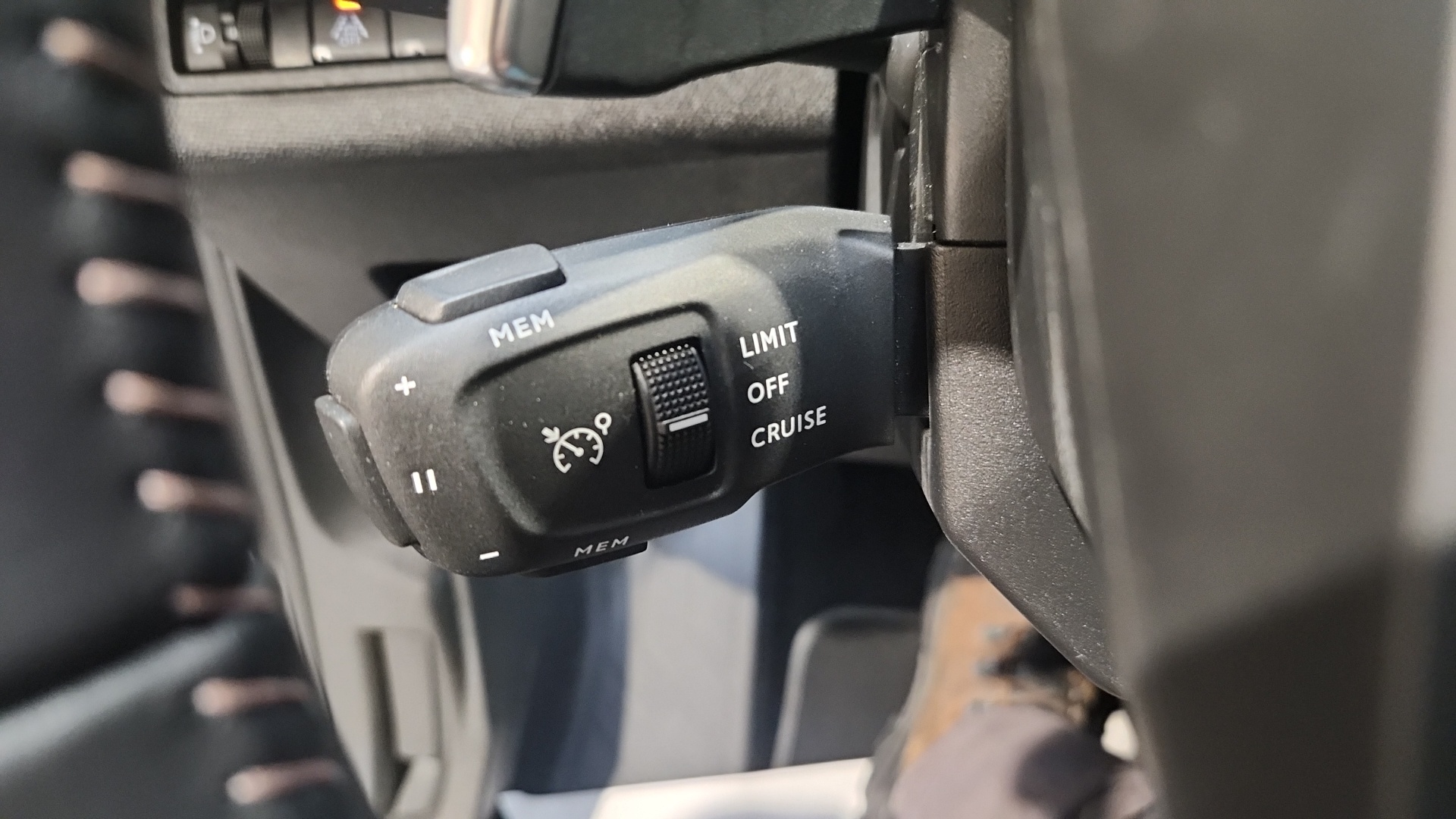 PEUGEOT 3008 Hybrid 136 e-DCS6 Allure Pack - 5P