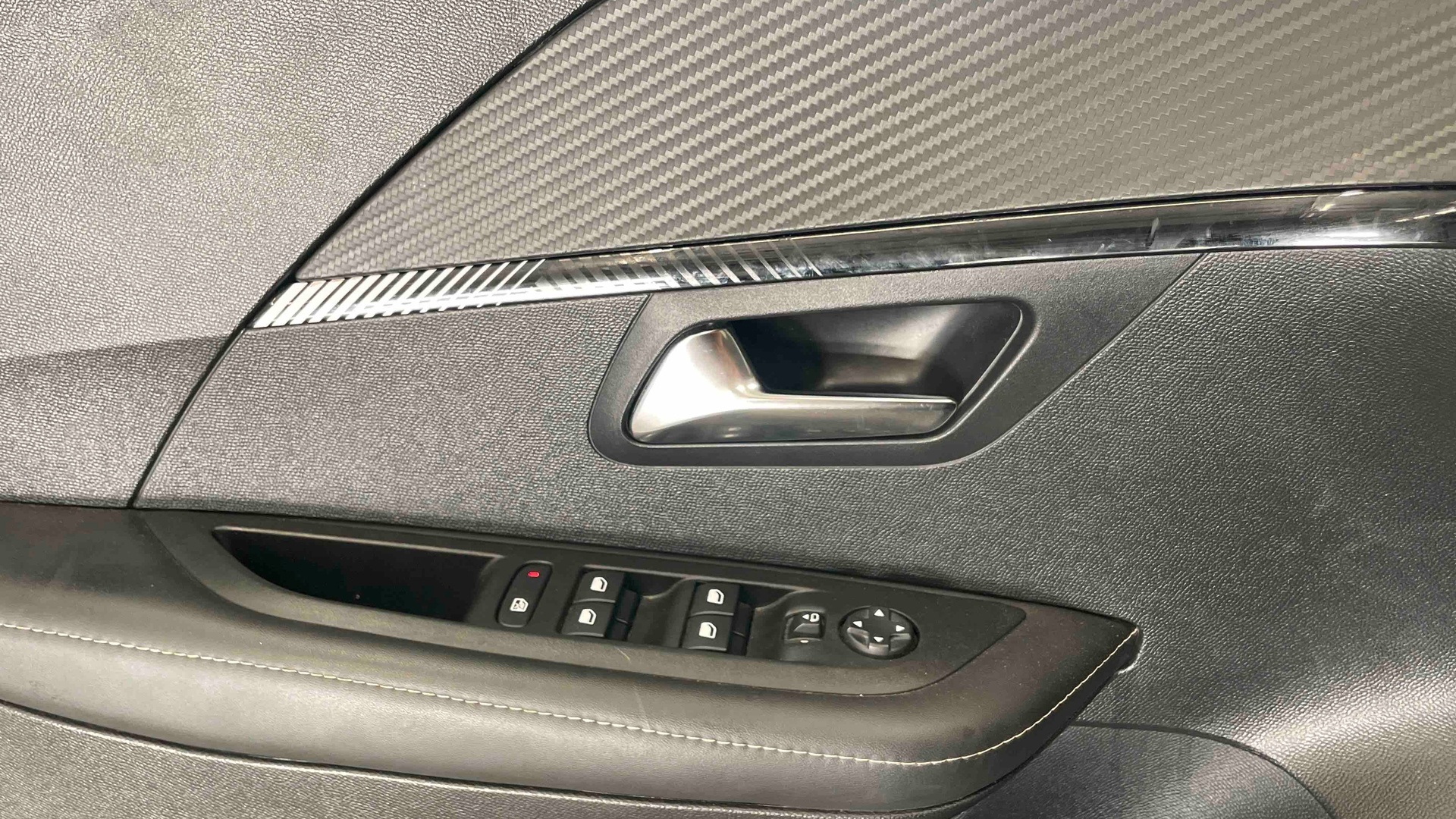 PEUGEOT 208 PureTech 100 S&S BVM6 Allure