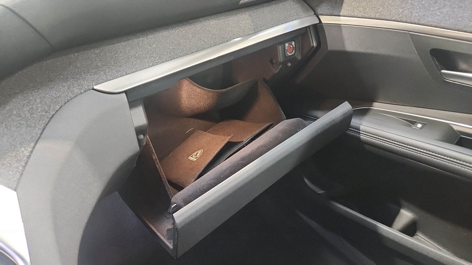 PEUGEOT 3008 Hybrid 136 e-DCS6 Allure Pack - 5P