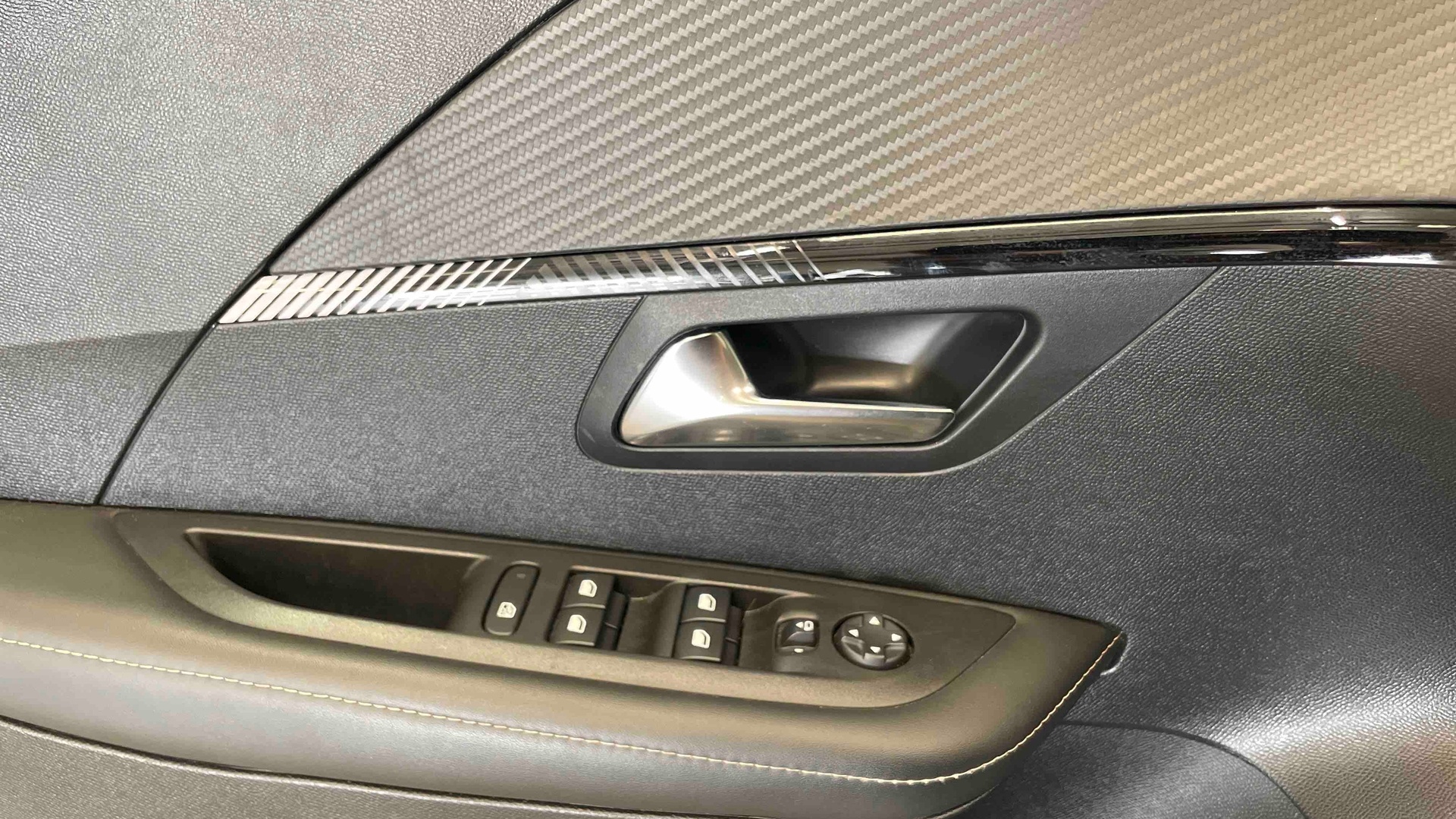 PEUGEOT 208 PureTech 100 S&S BVM6 Allure