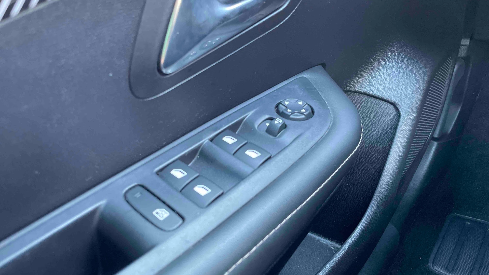 PEUGEOT 208 PureTech 100 S&S BVM6 Allure