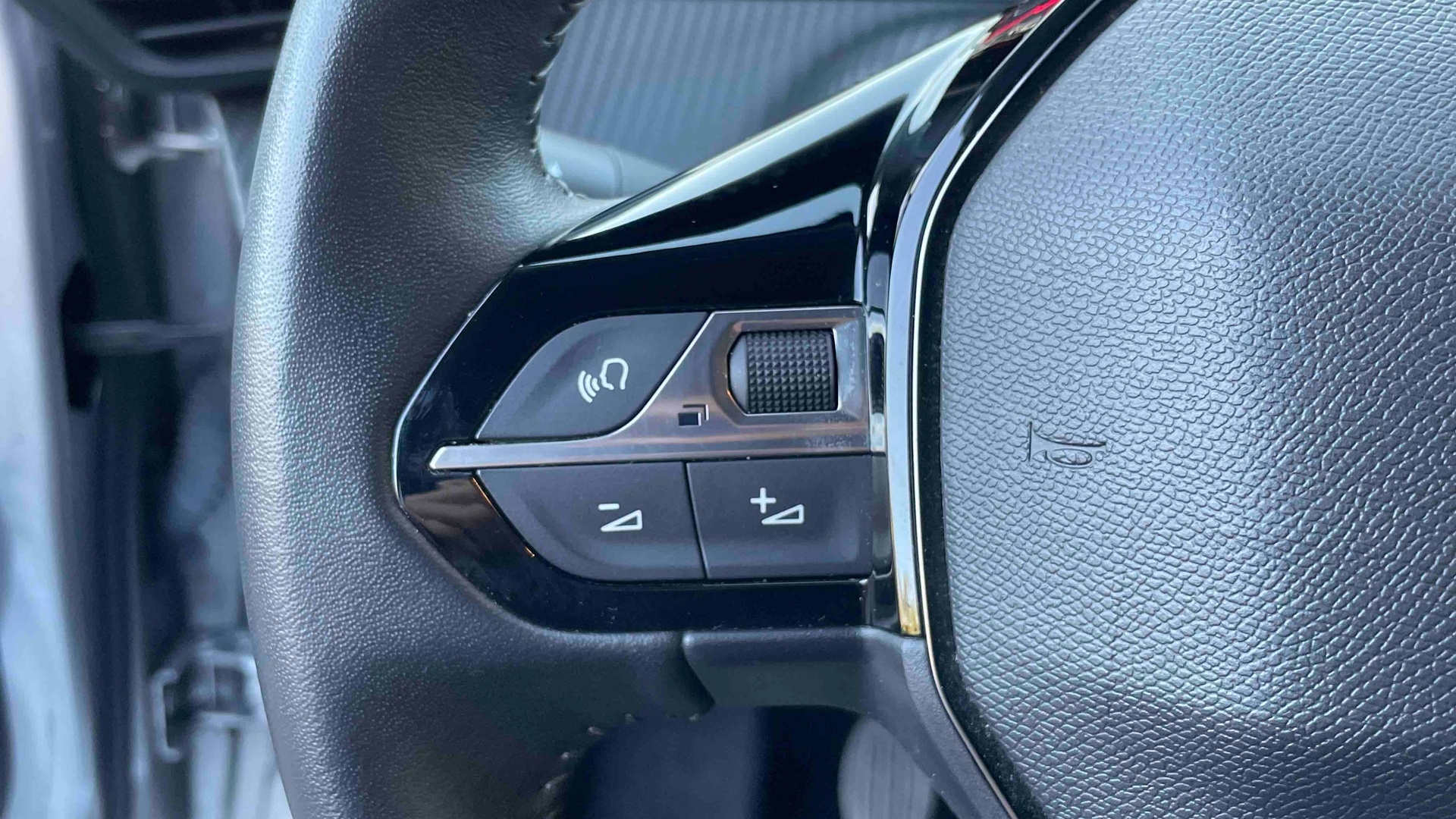 PEUGEOT 208 PureTech 100 S&S BVM6 Allure