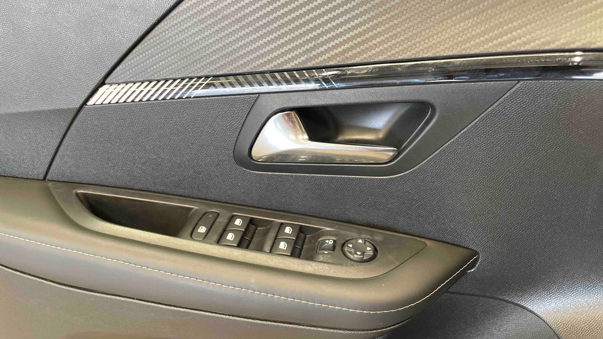 PEUGEOT 208 PureTech 100 S&S BVM6 Allure