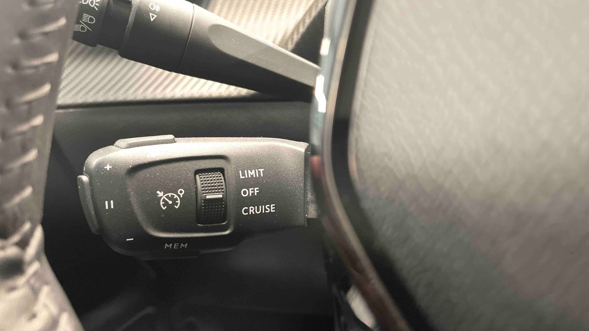 PEUGEOT 2008 PureTech 100 S&S BVM6 Allure
